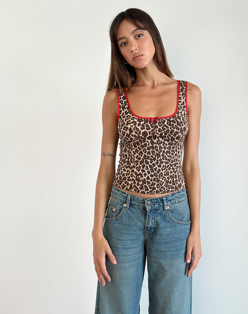Imagen de Carillo Vest Top en Rar Leopard Sandstorm con ribete rojo