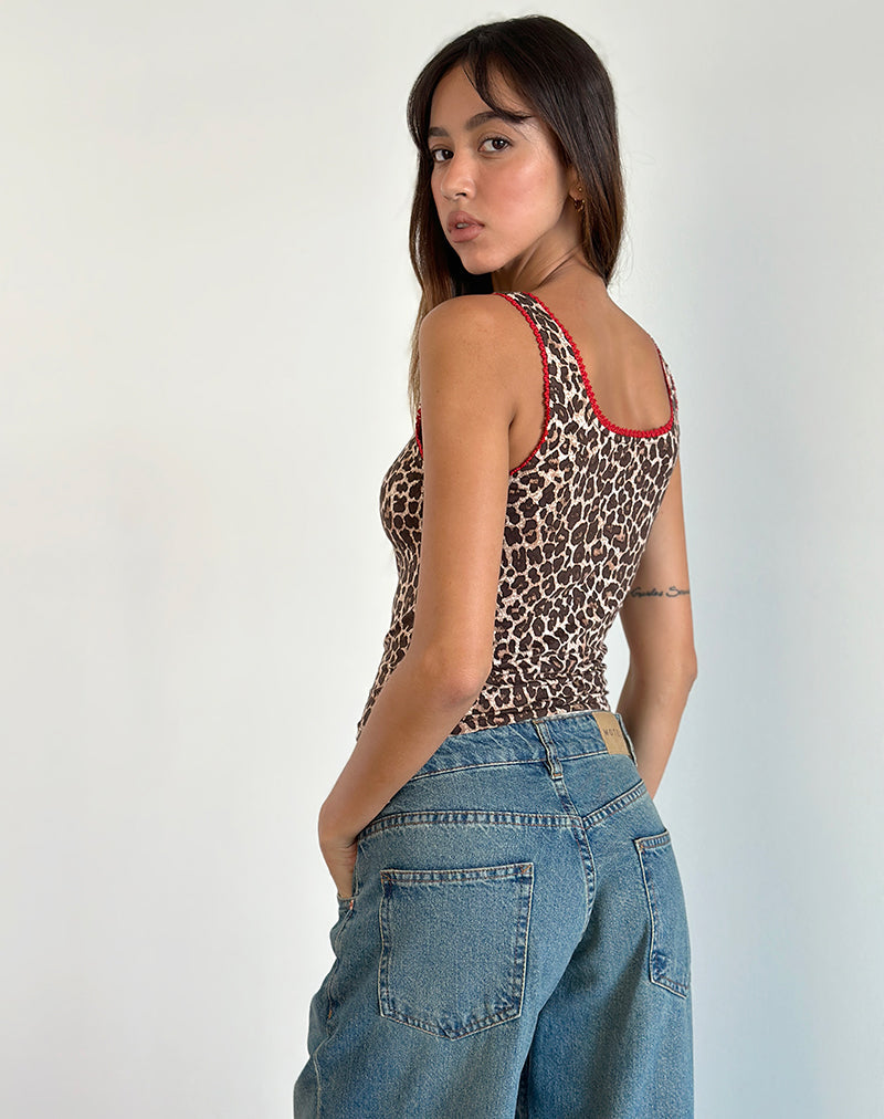 Imagen de Carillo Vest Top en Rar Leopard Sandstorm con ribete rojo