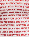 Blanco con texto Lucky You en rojo
