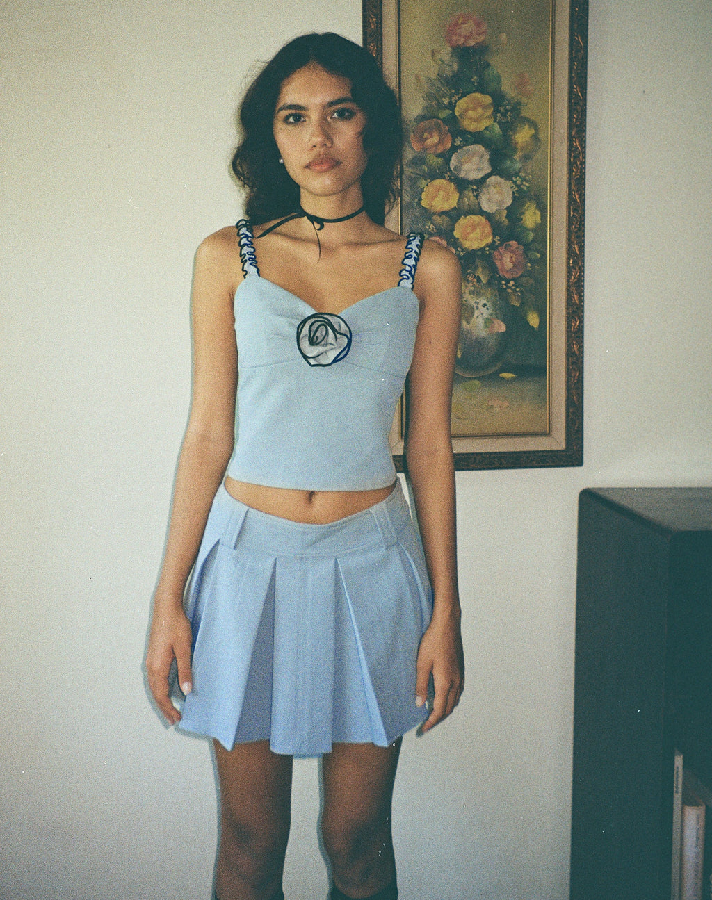 Minifalda plisada Lamsu en azul sastrería