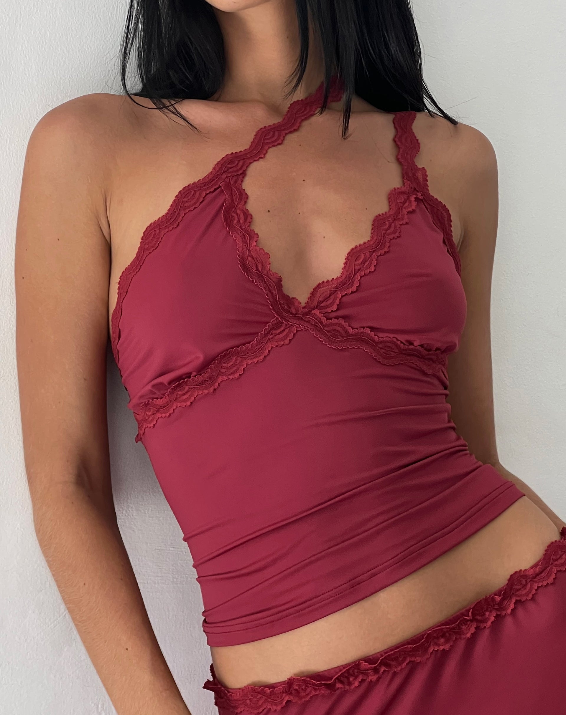 Imagen de Carolina Top con un hombro en cereza oscuro