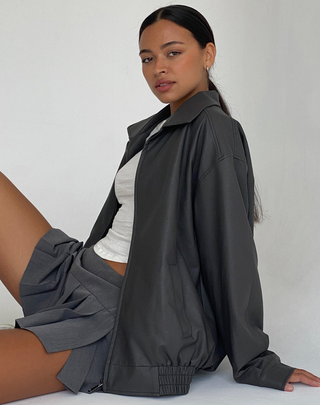 Chaqueta Cavita PU gris con pespunte negro