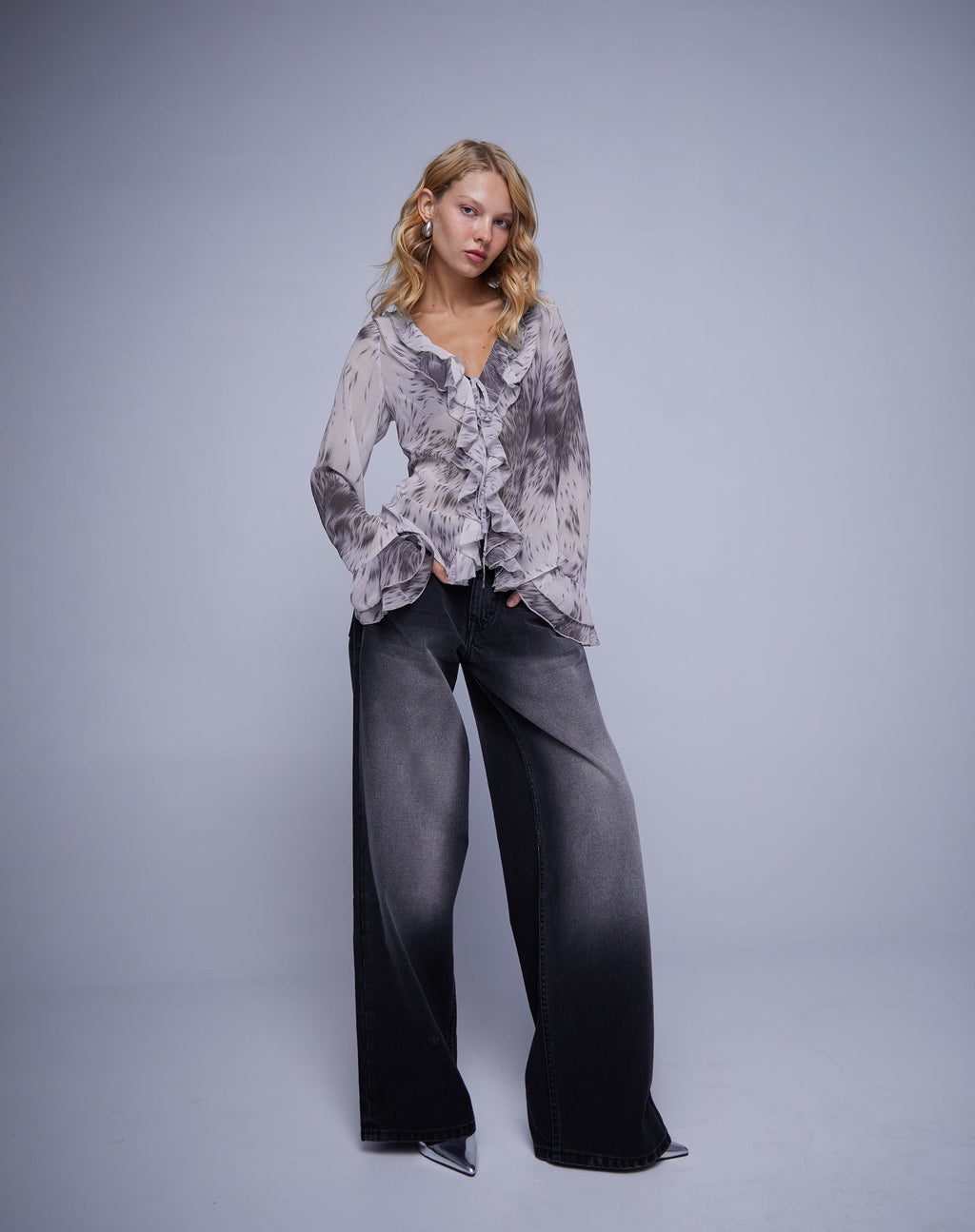 Blusa Cecelia con detalle de volantes en estampado animal deformado