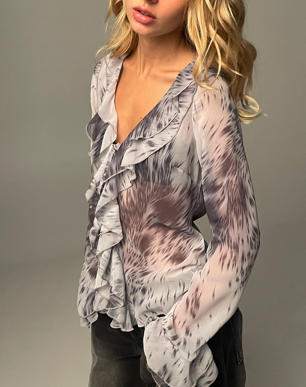 Blusa Cecelia con detalle de volantes en estampado animal deformado