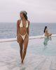 Imagen de la braguita de bikini Farida en marfil con ribete marrón