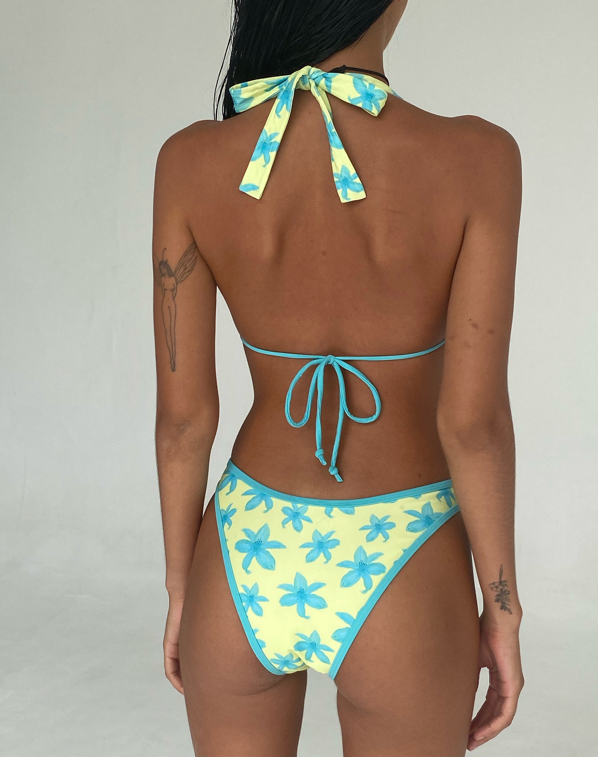 Imagen del sujetador de bikini Cerry en flor pintada de amarillo
