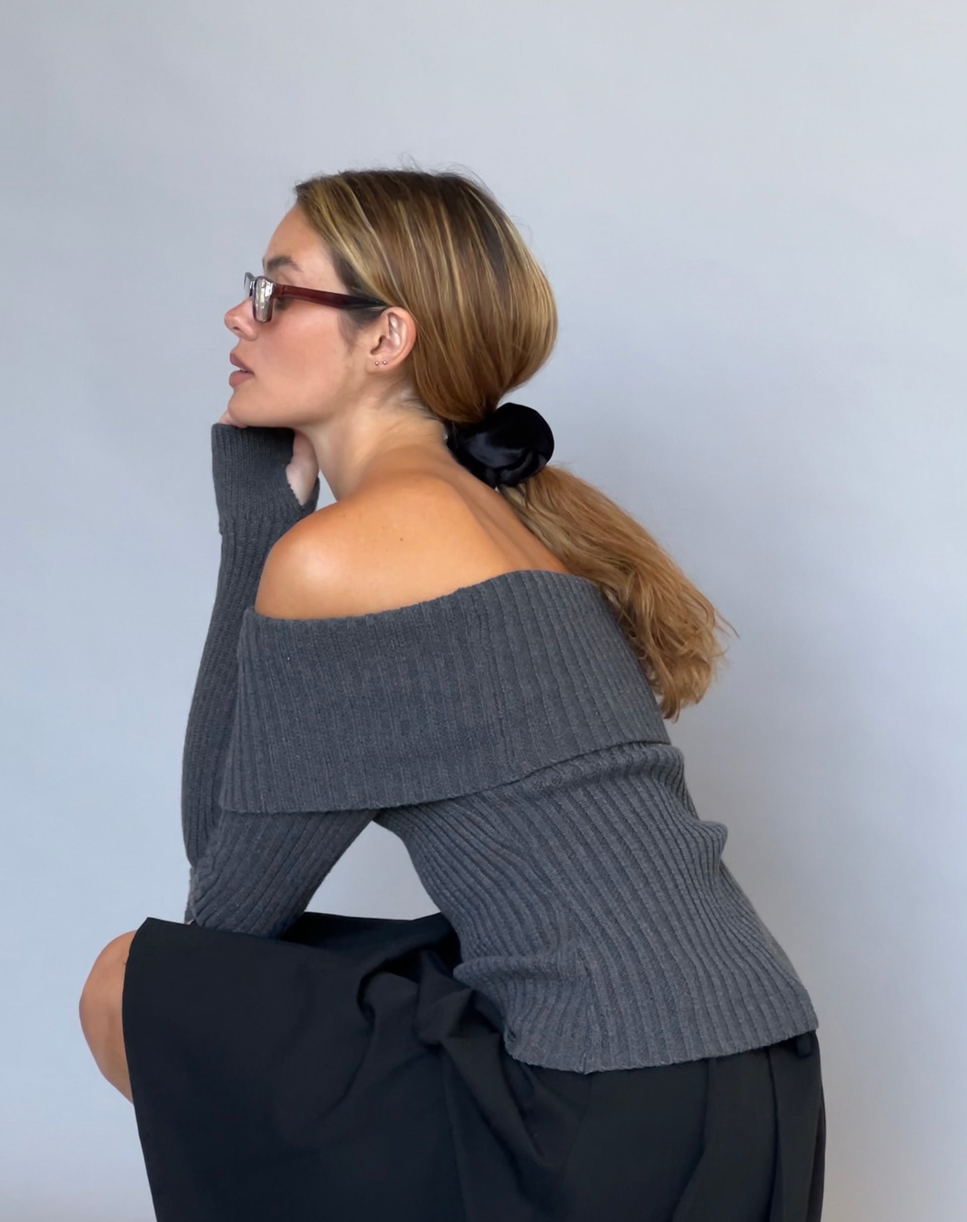 Imagen de Circe Jersey de punto Bardot en gris oscuro