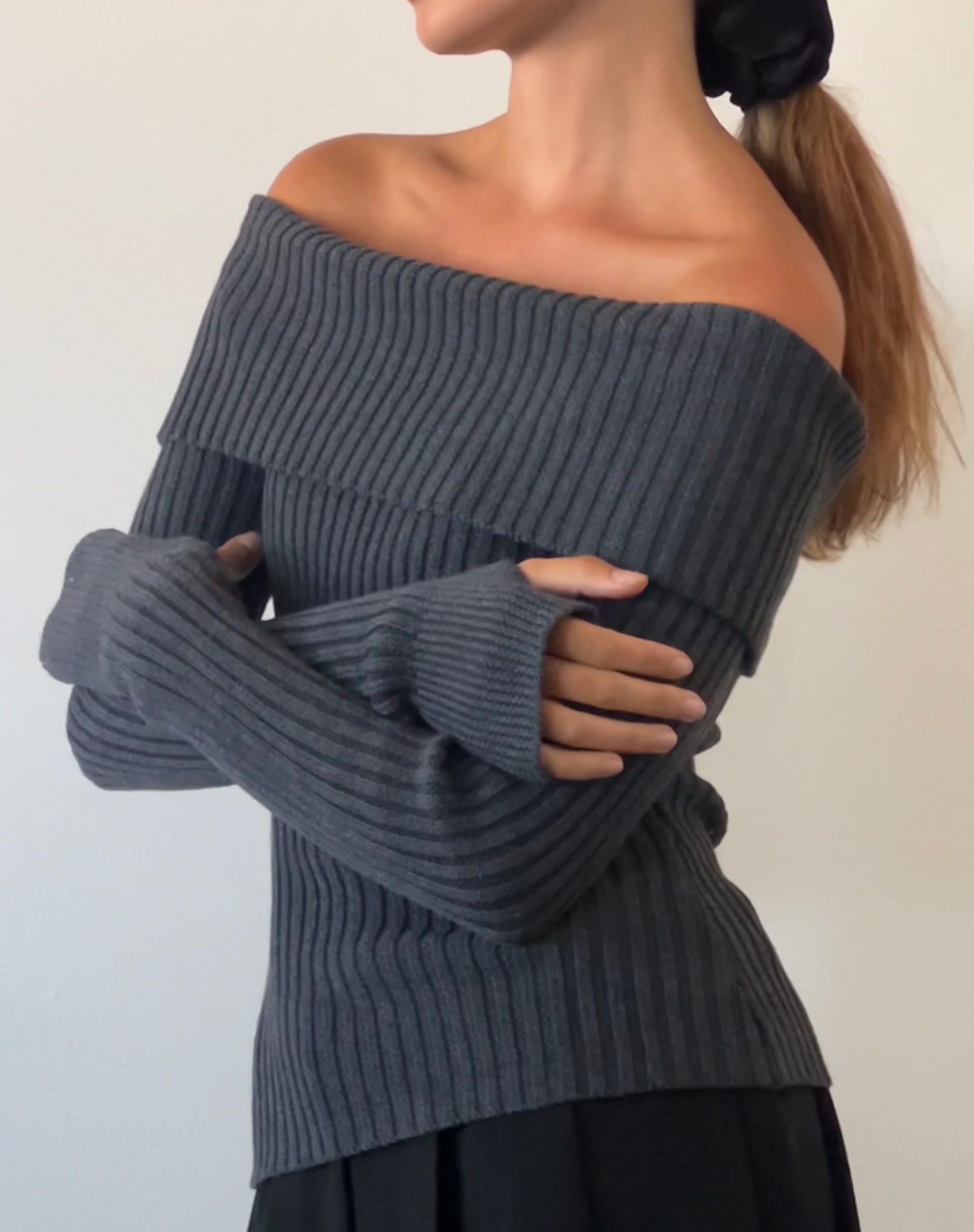 Imagen de Circe Jersey de punto Bardot en gris oscuro