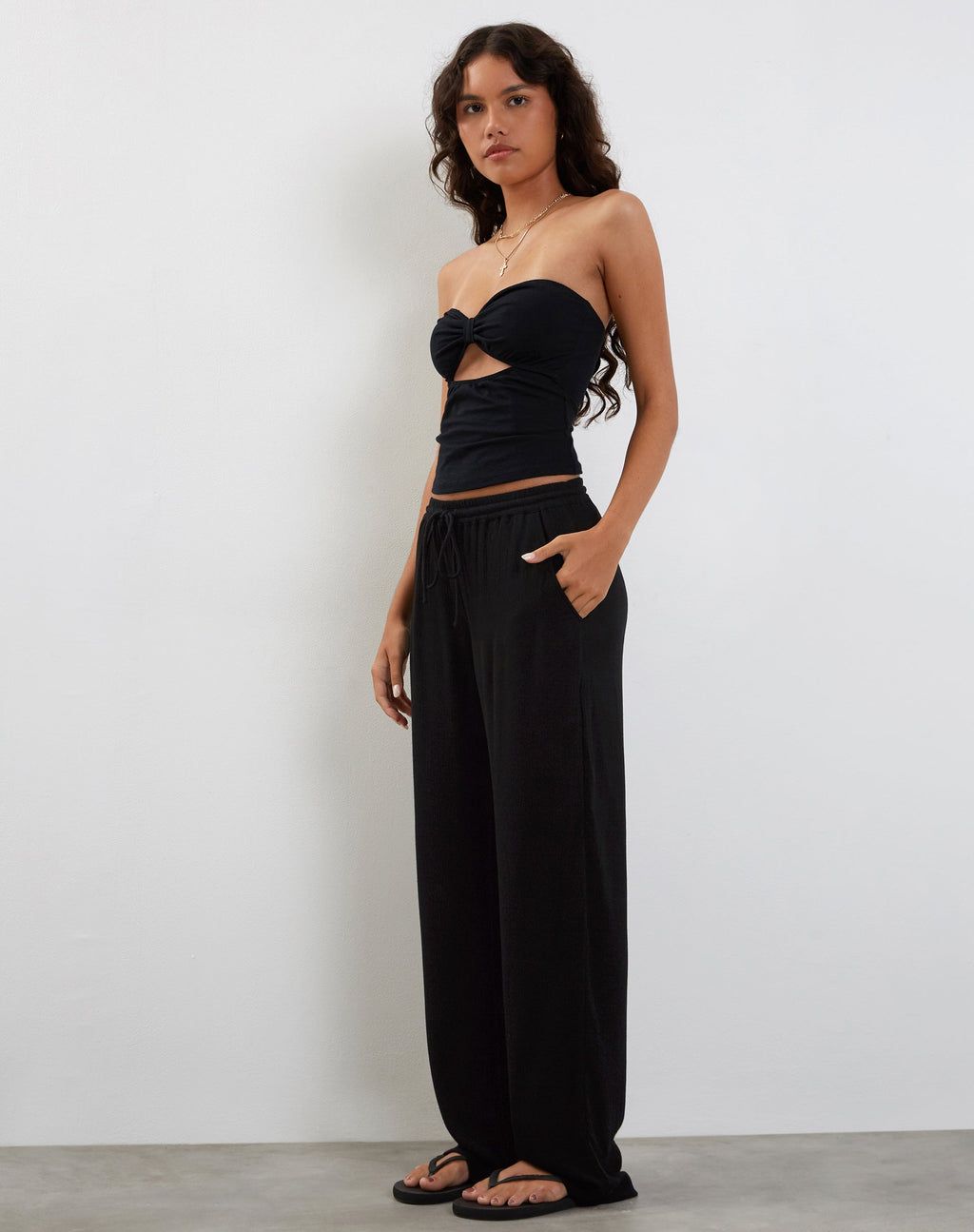 Pantalón de pata ancha Cisa en negro arrugado