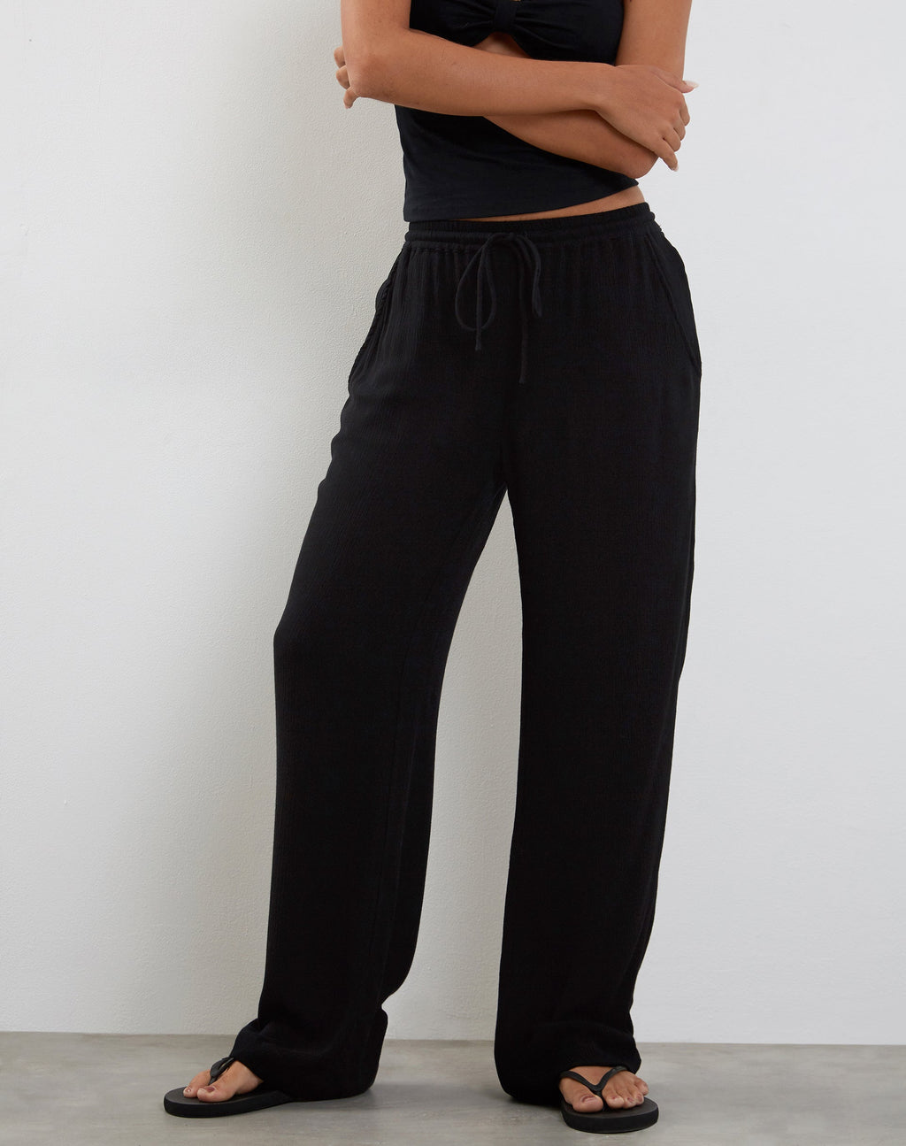 Pantalón de pata ancha Cisa en negro arrugado