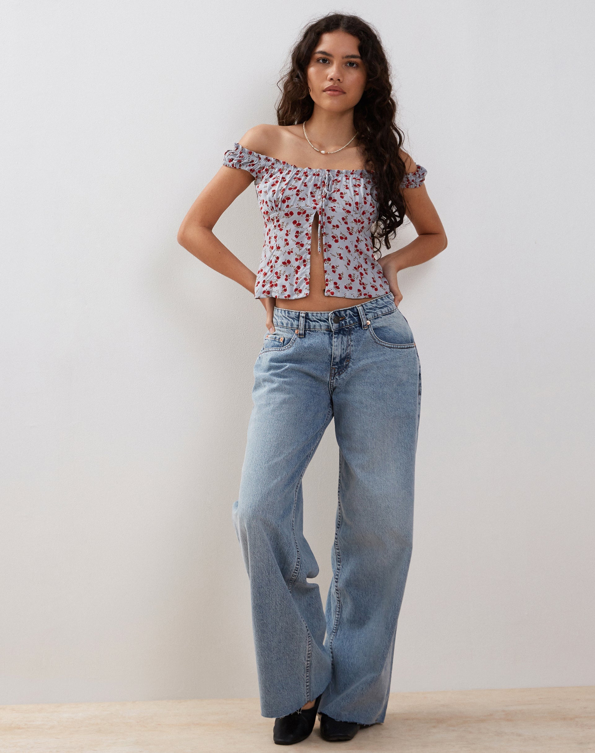 Imagen de Citra Bardot Frill Top en Azul Floral Ditsy