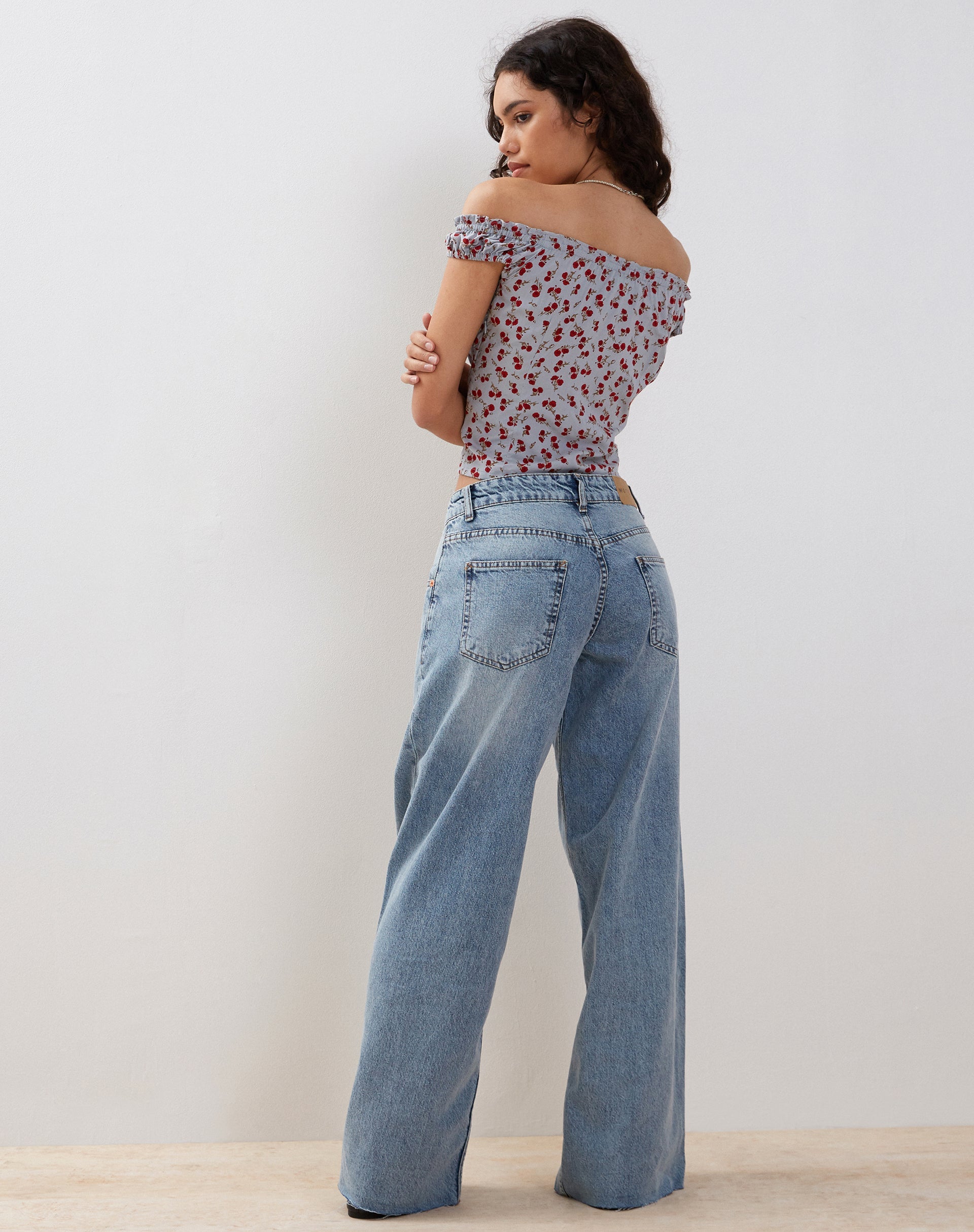 Imagen de Citra Bardot Frill Top en Azul Floral Ditsy