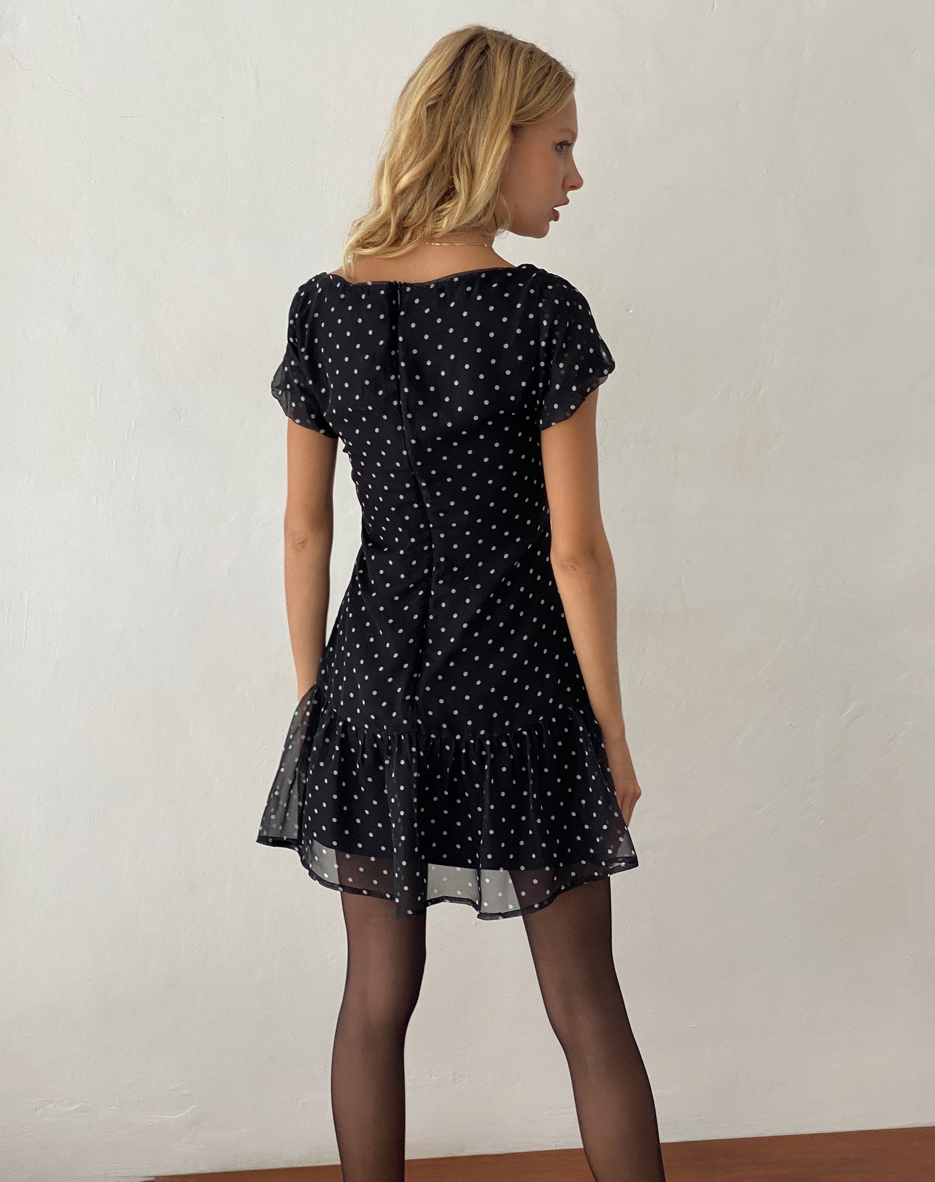 Imagen de Clara Minivestido de gasa negro de lunares