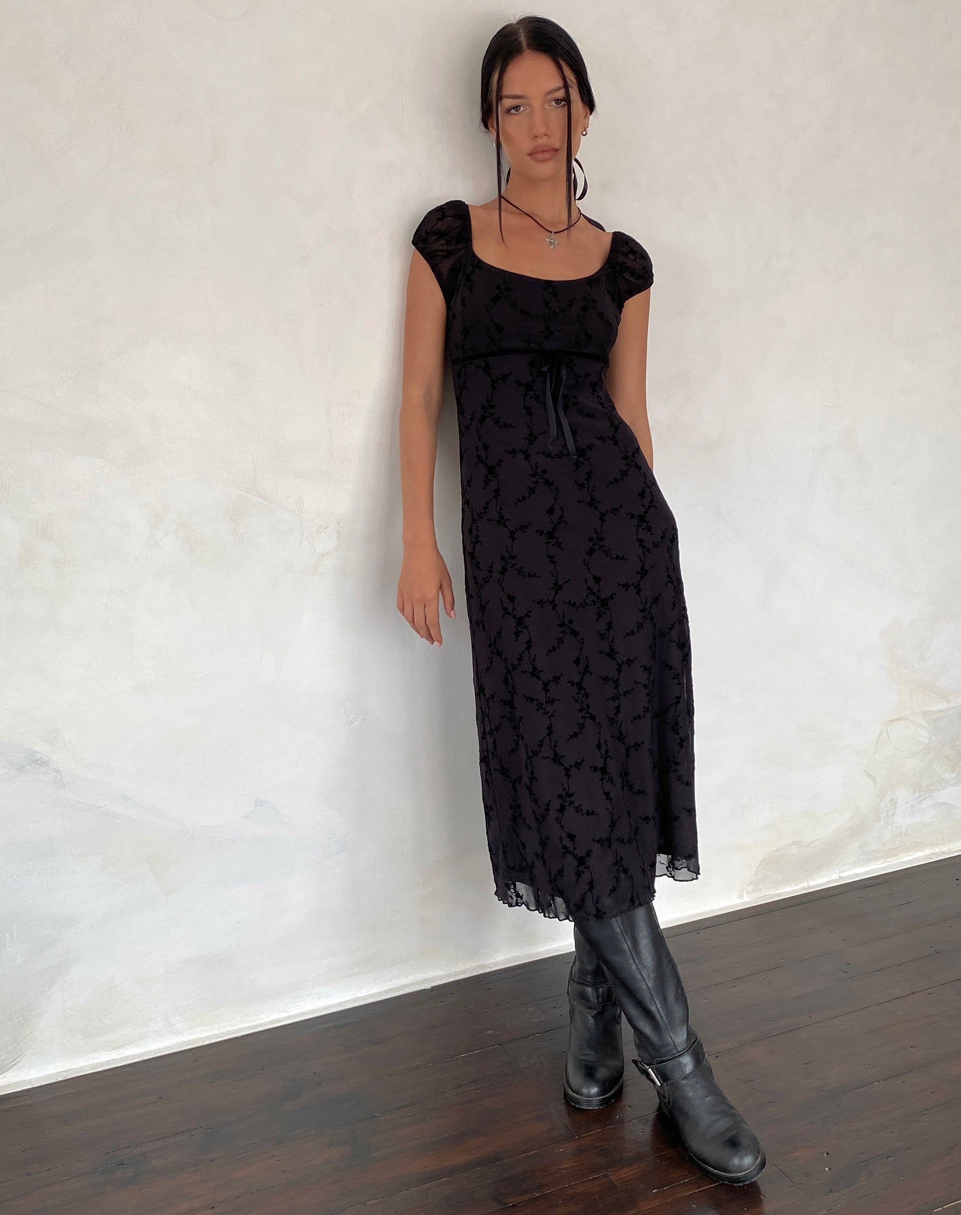 Imagen de Clarisse Vestido Midi en Malla Flor de Vid Negro
