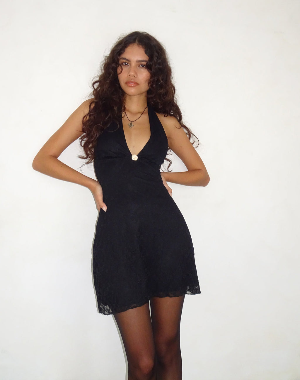 Codami Mini Vestido con Cuello Haltern en Encaje Negro