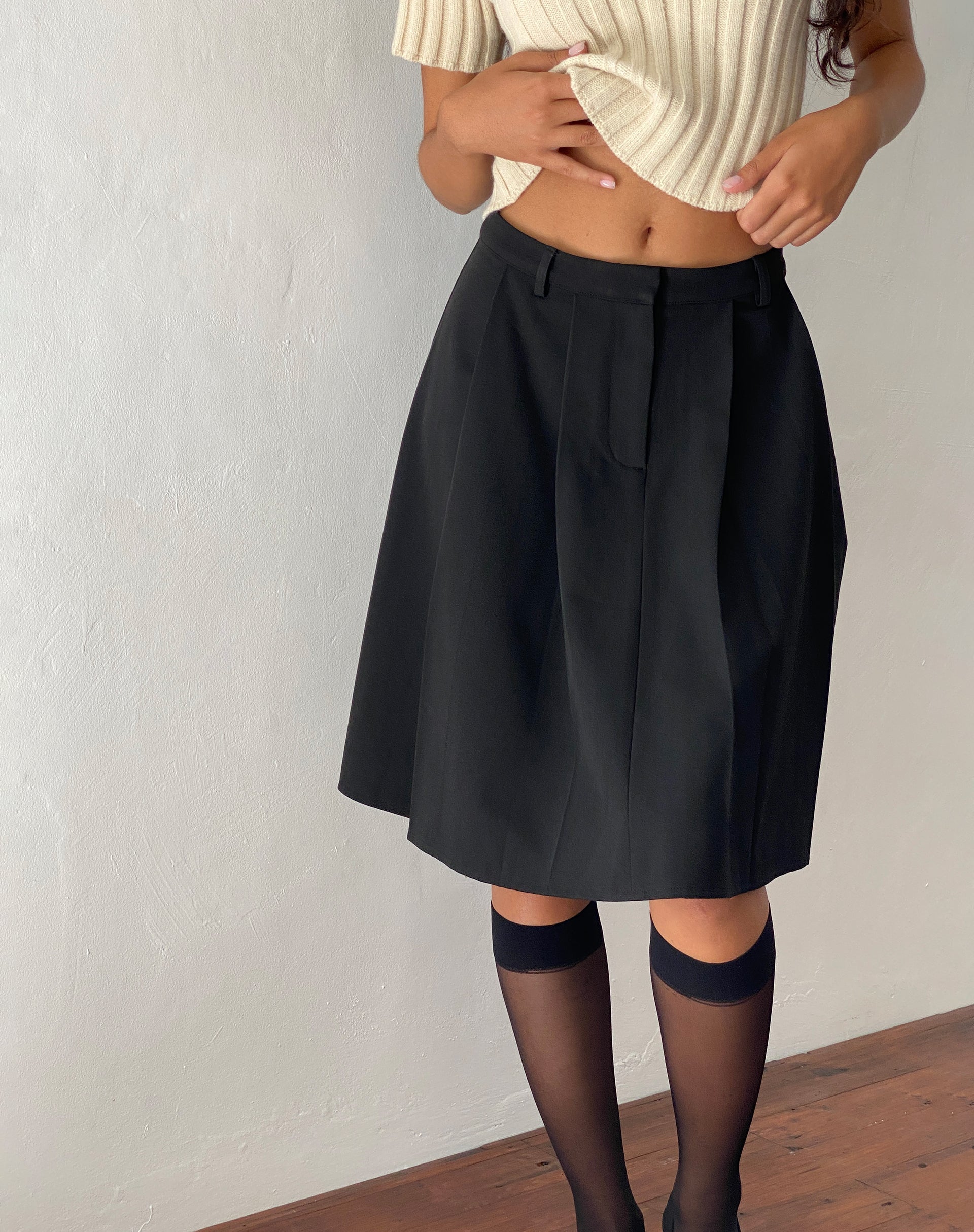 imagen de Colette Falda plisada hasta la rodilla en sastrería negra