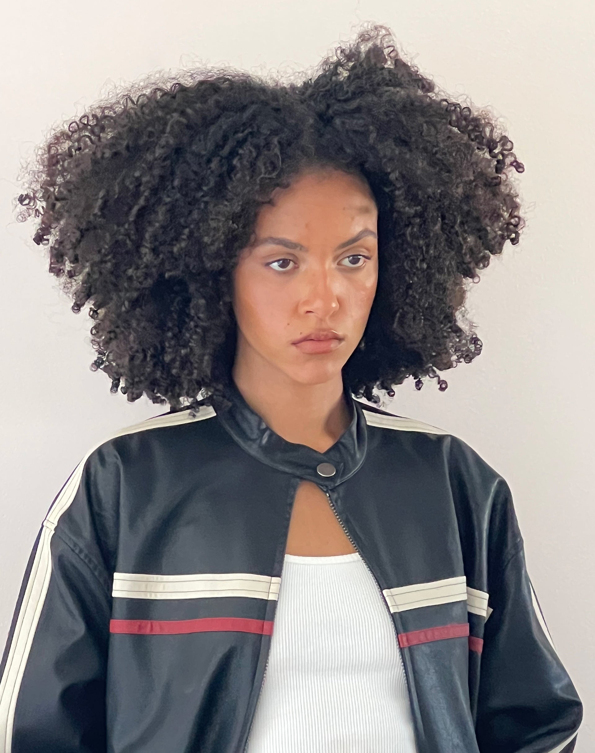 Imagen de la chaqueta Colton en PU negro con rayas marfil y rojas