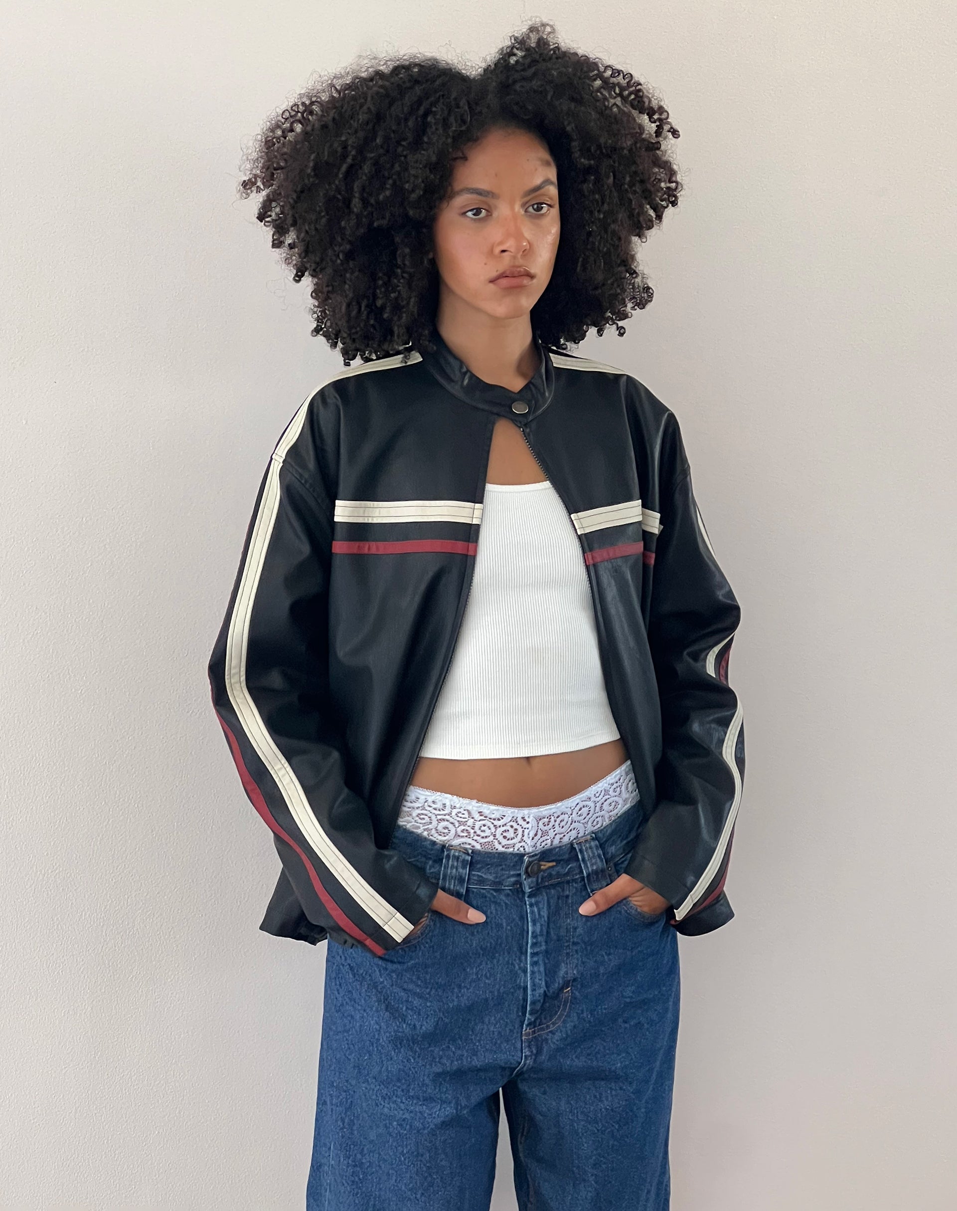 Imagen de la chaqueta Colton en PU negro con rayas marfil y rojas