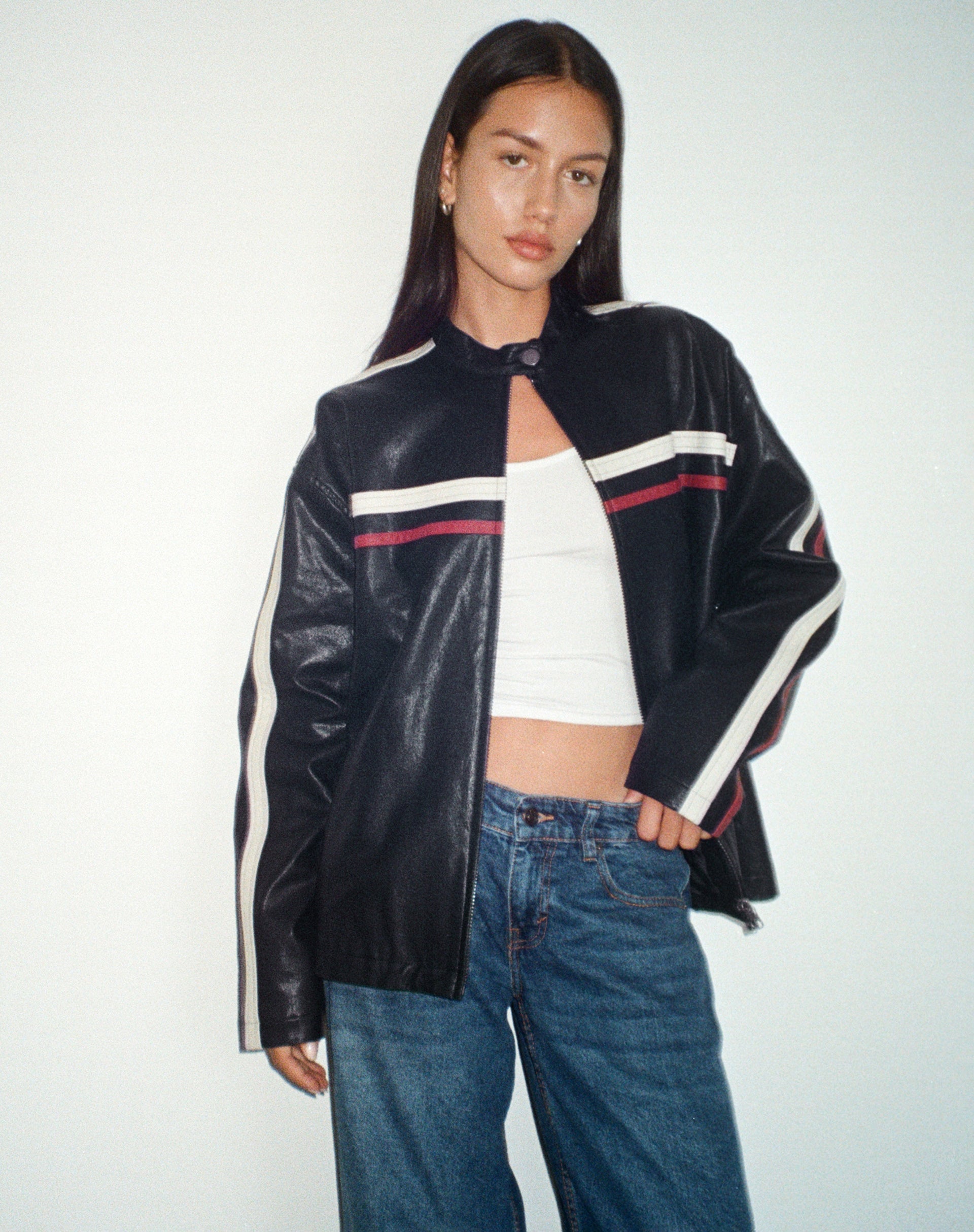 Imagen de la chaqueta Colton en PU negro con rayas marfil y rojas