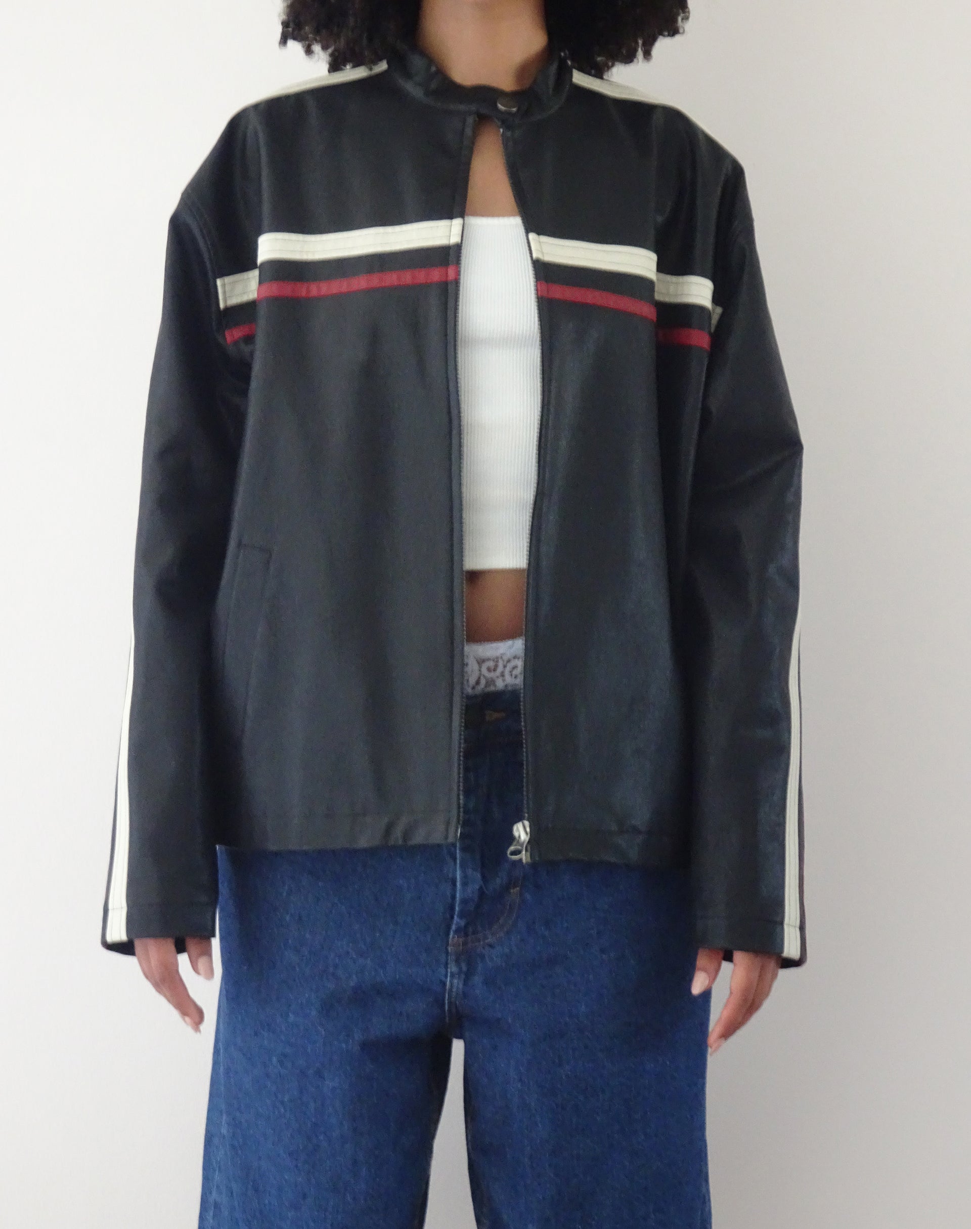 Imagen de la chaqueta Colton en PU negro con rayas marfil y rojas