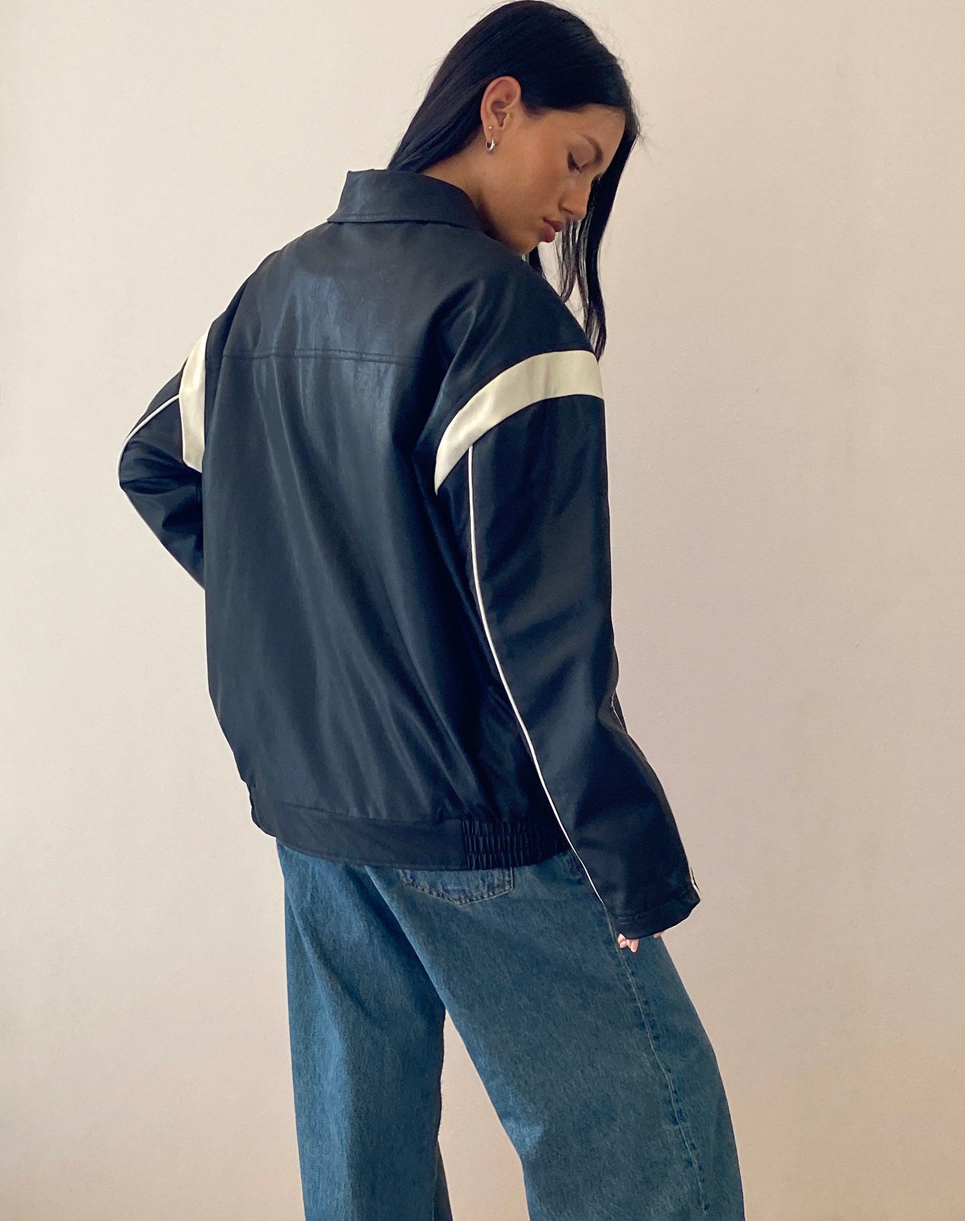 Imagen de la chaqueta Corvina PU en negro con marfil