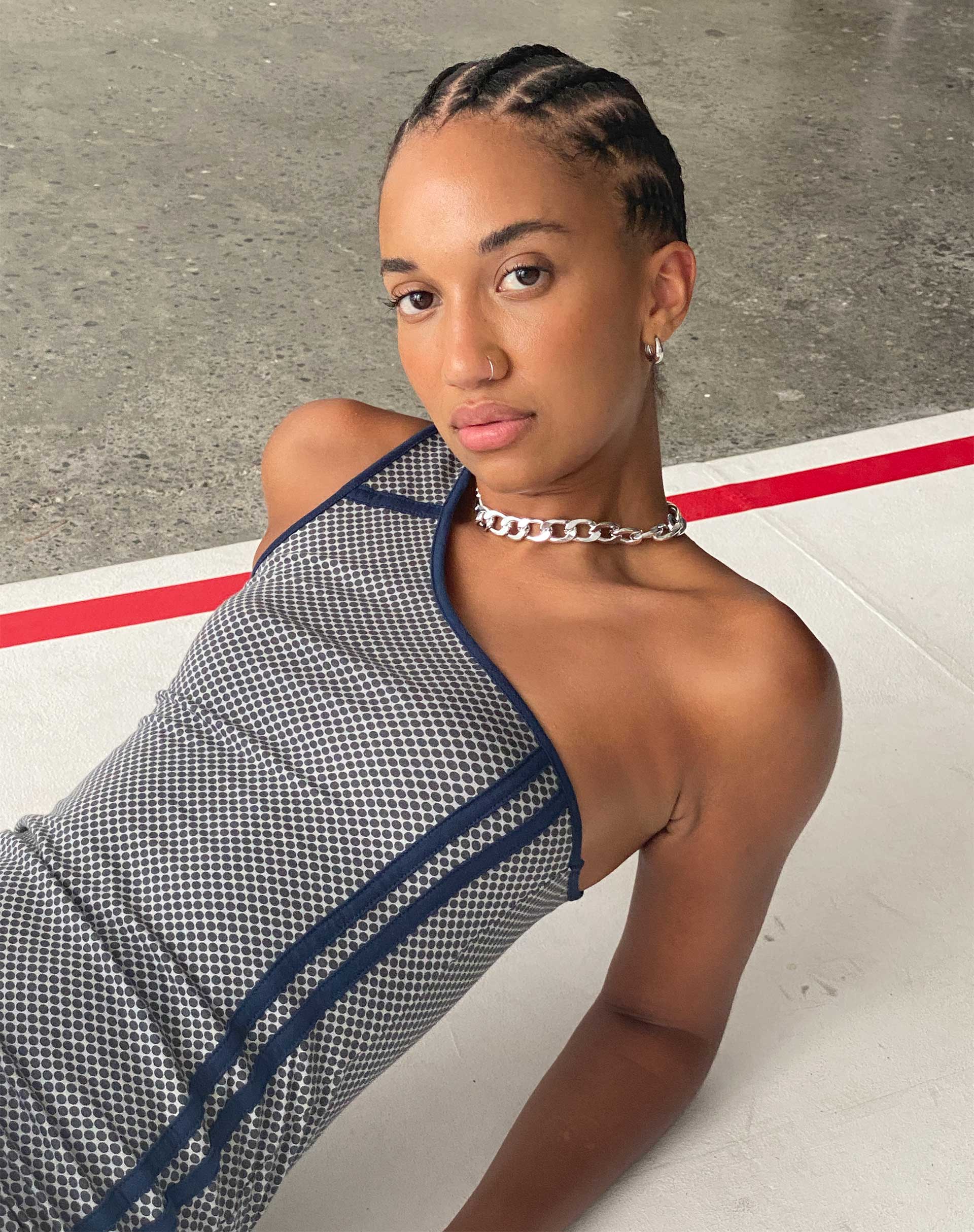 Imagen de Cresida Vestido Midi con un Hombro en Gris Marino Micro Punto Deportivo