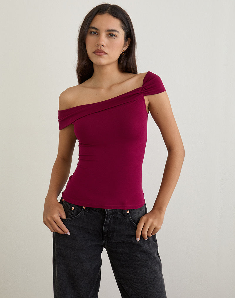 Imagen de Cuthbe Off the Shoulder Twist Top en Borgoña