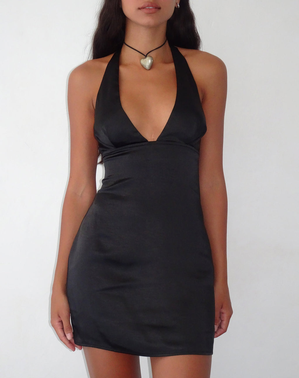 Vestido Coda en satén negro