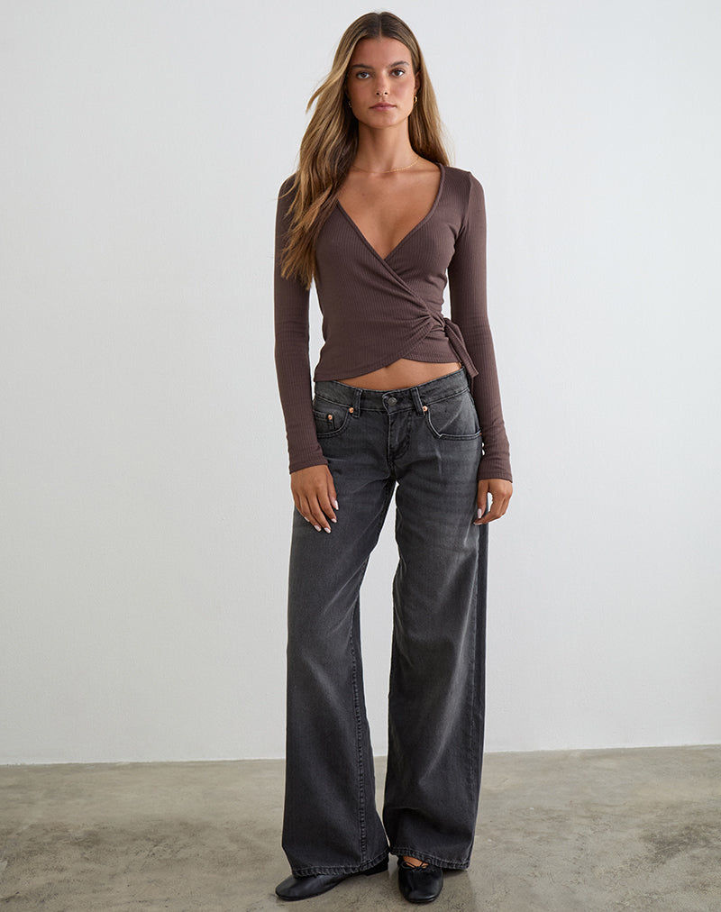 Imagen de la camiseta de manga larga Dakyung en color café cuarzo con canalé grueso.