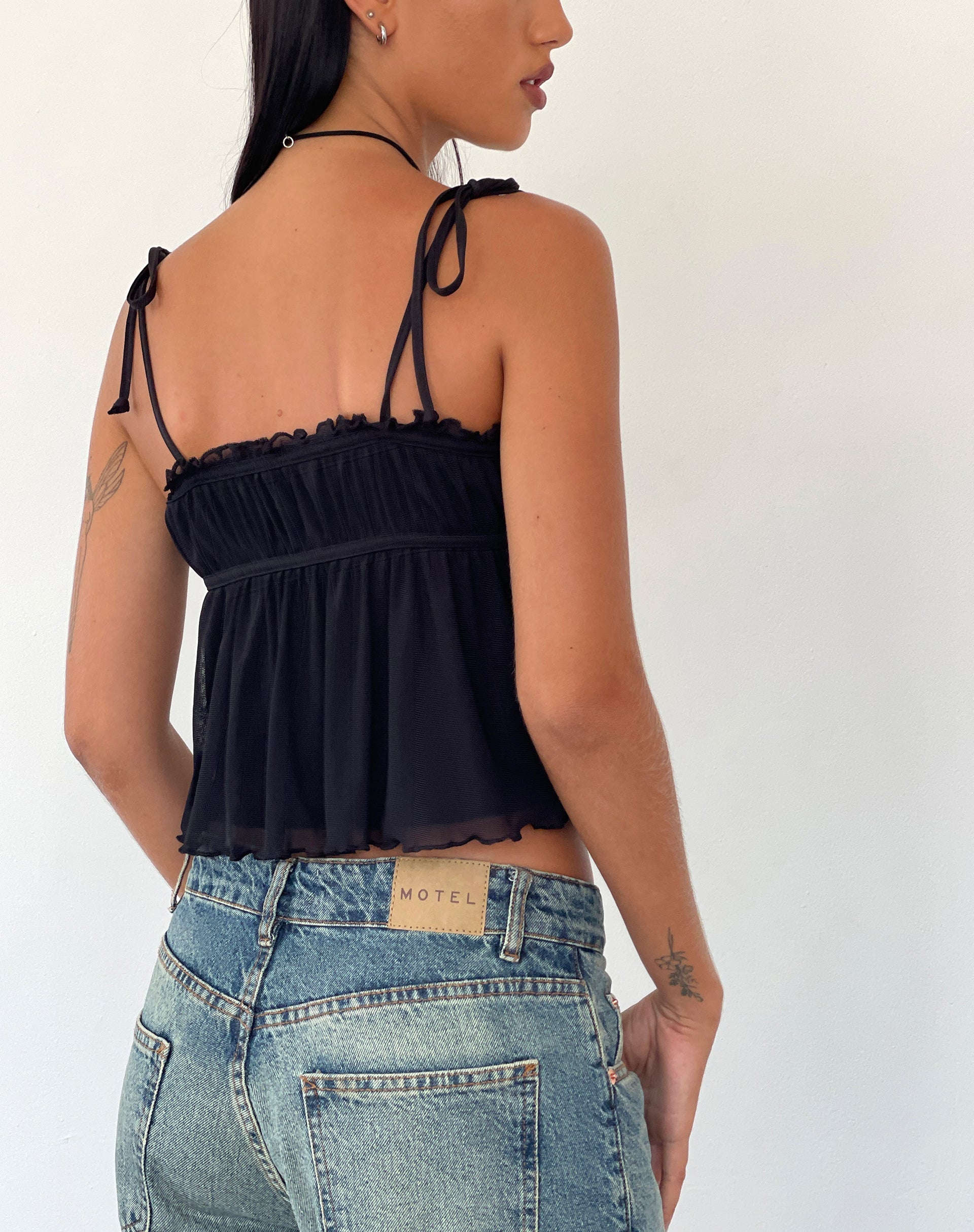 Imagen de Damaris Cami Top en negro con ribetes negros