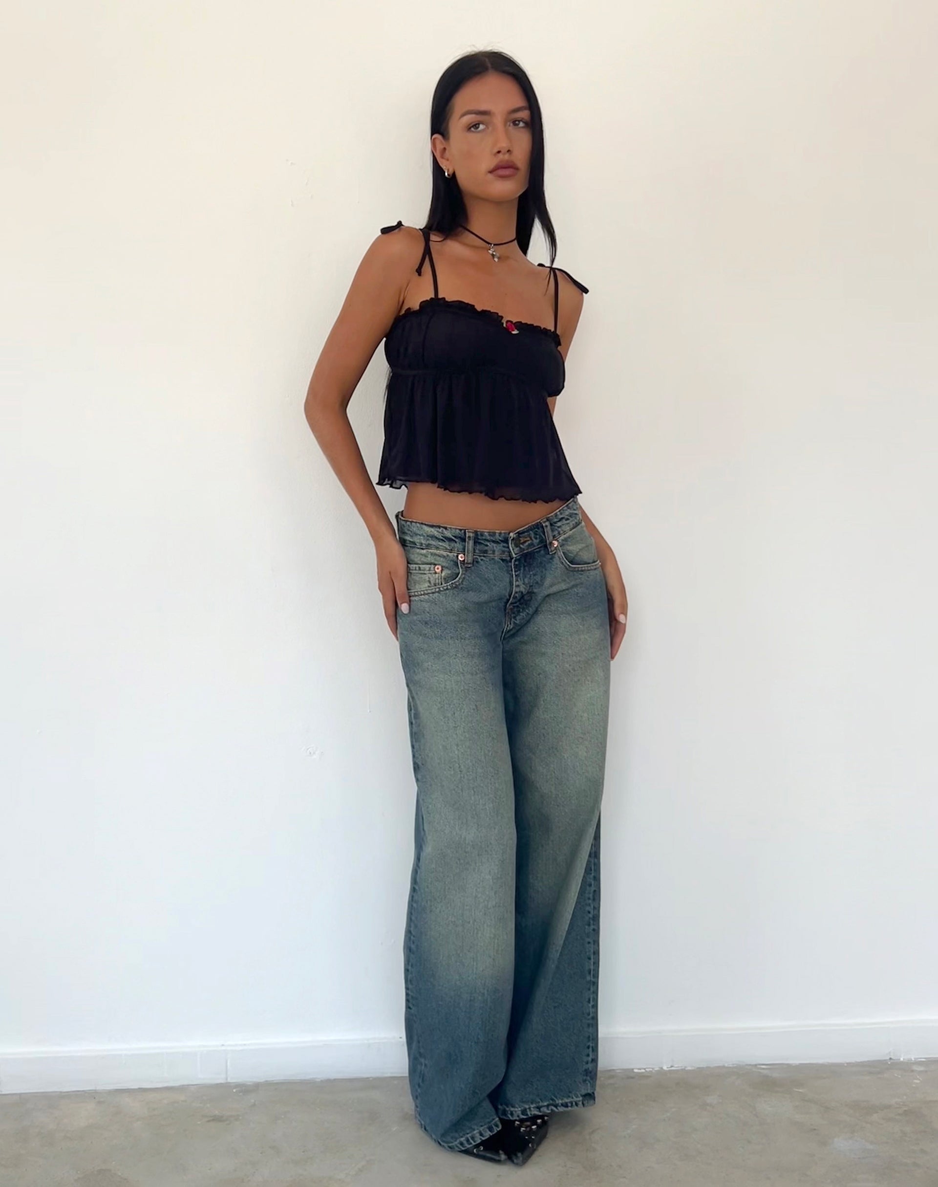 Imagen de Damaris Cami Top en negro con ribetes negros