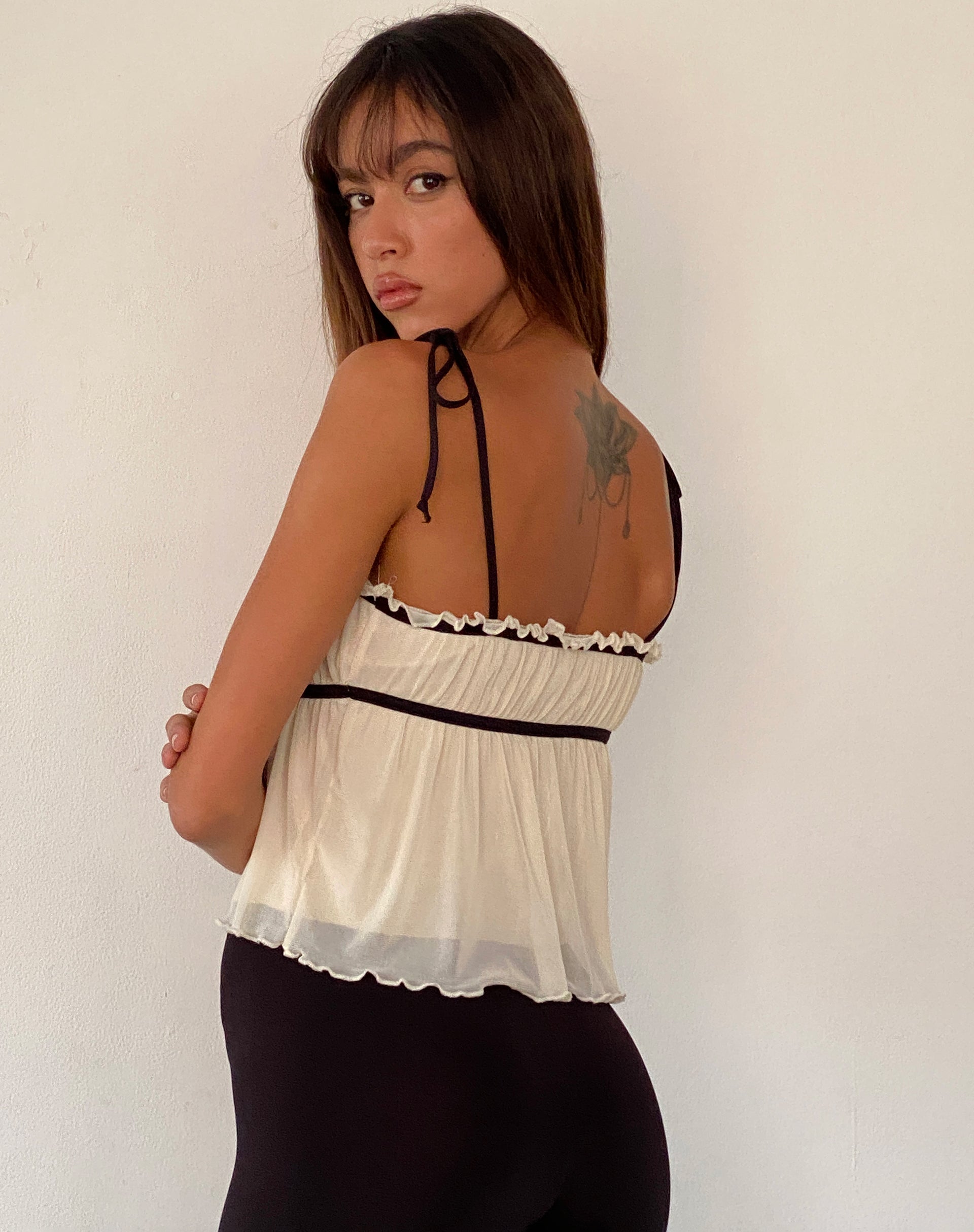 Imagen de Damaris Frill Cami Top en Crema con Lazo Central Negro