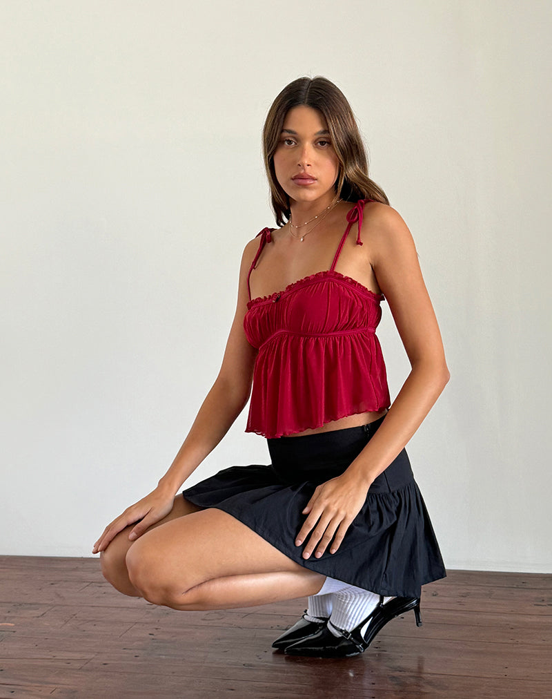 Damaris Cami Top en cereza roja con ribete rojo