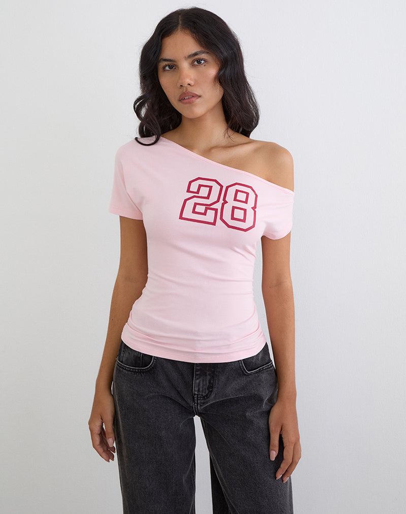 Imagen del top de un solo hombro Danama en jersey de rayón rosa claro con gráfico «28».