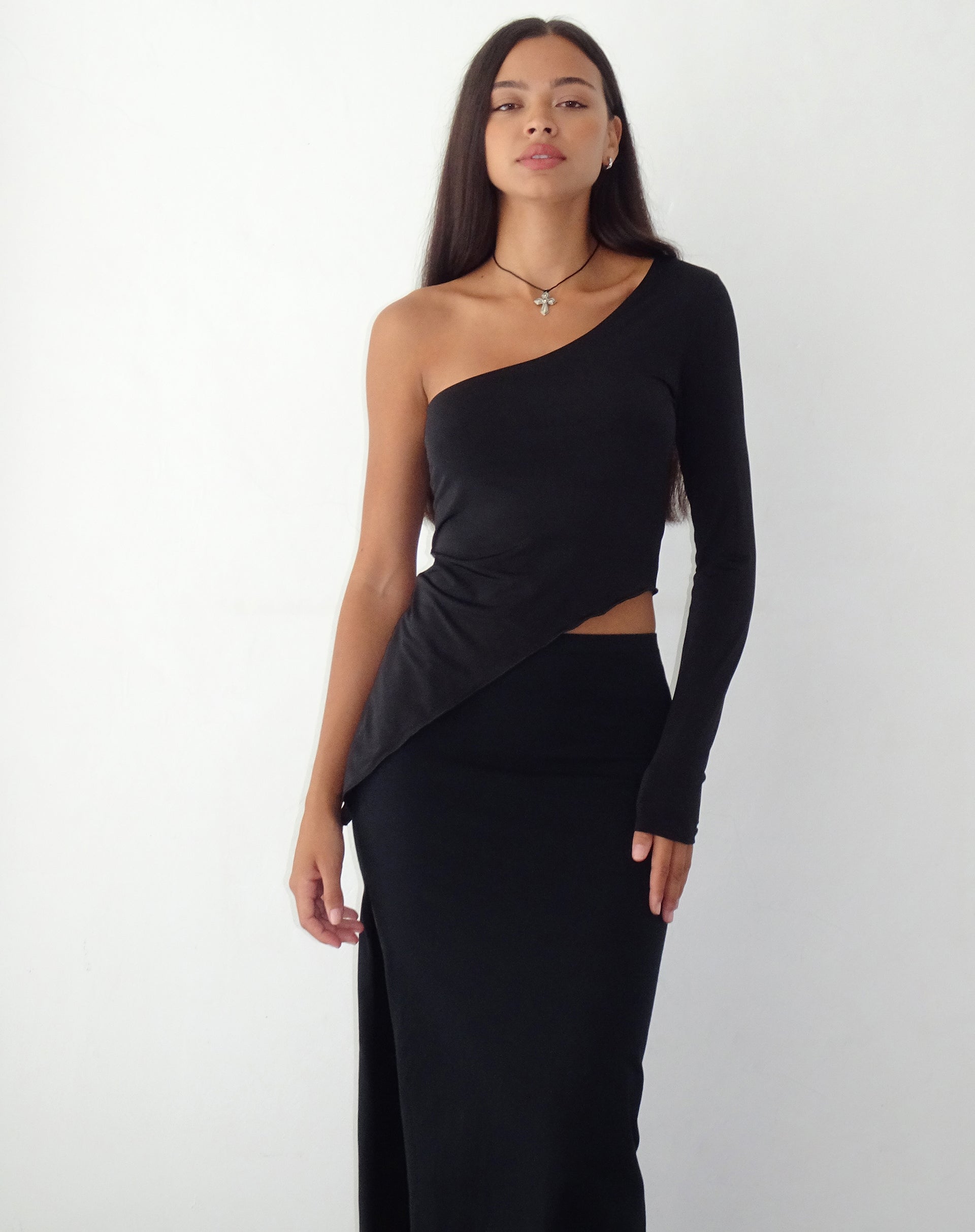 Imagen de Dania Top con un hombro en Slinky Negro