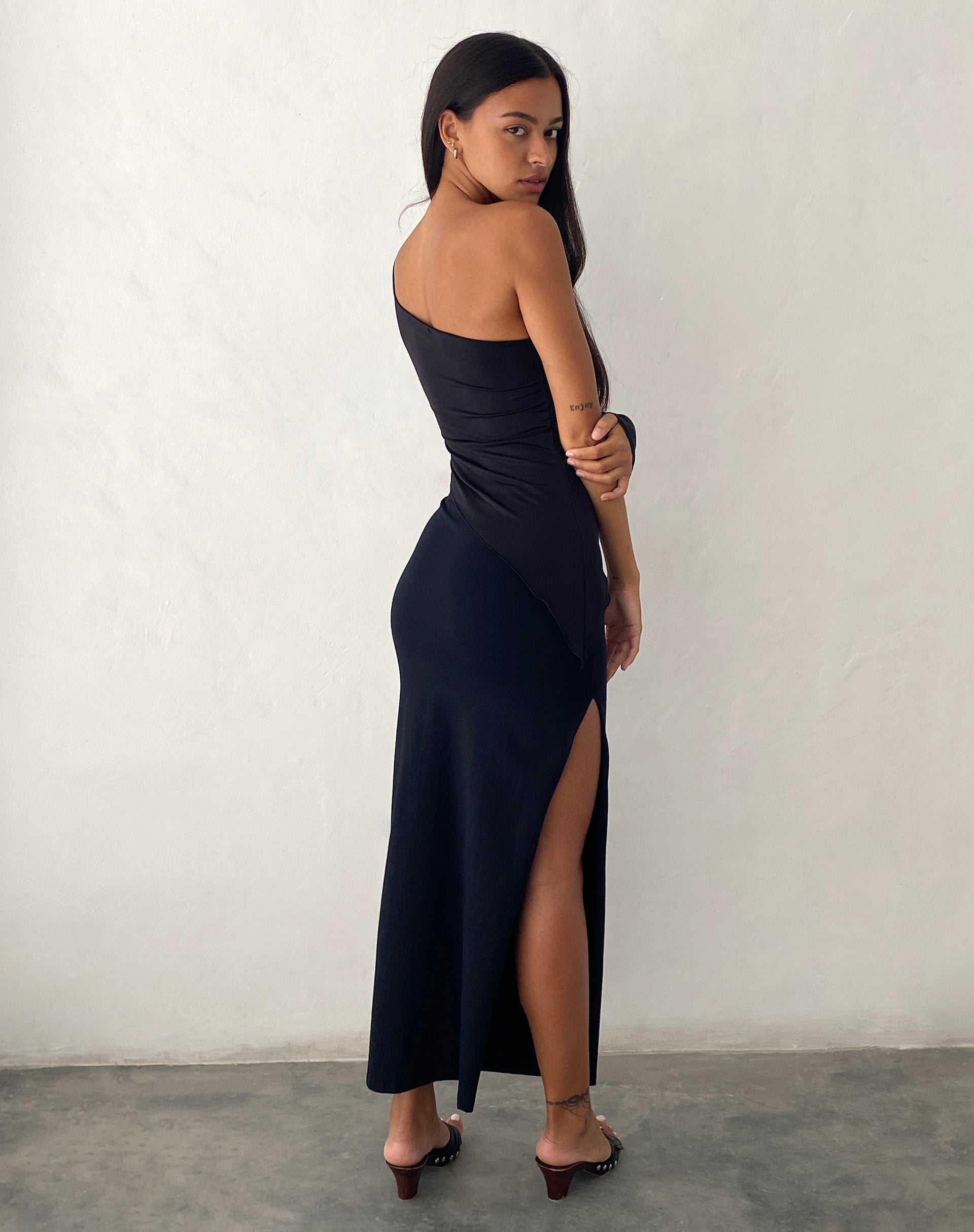 Imagen de Dania Top con un hombro en Slinky Negro