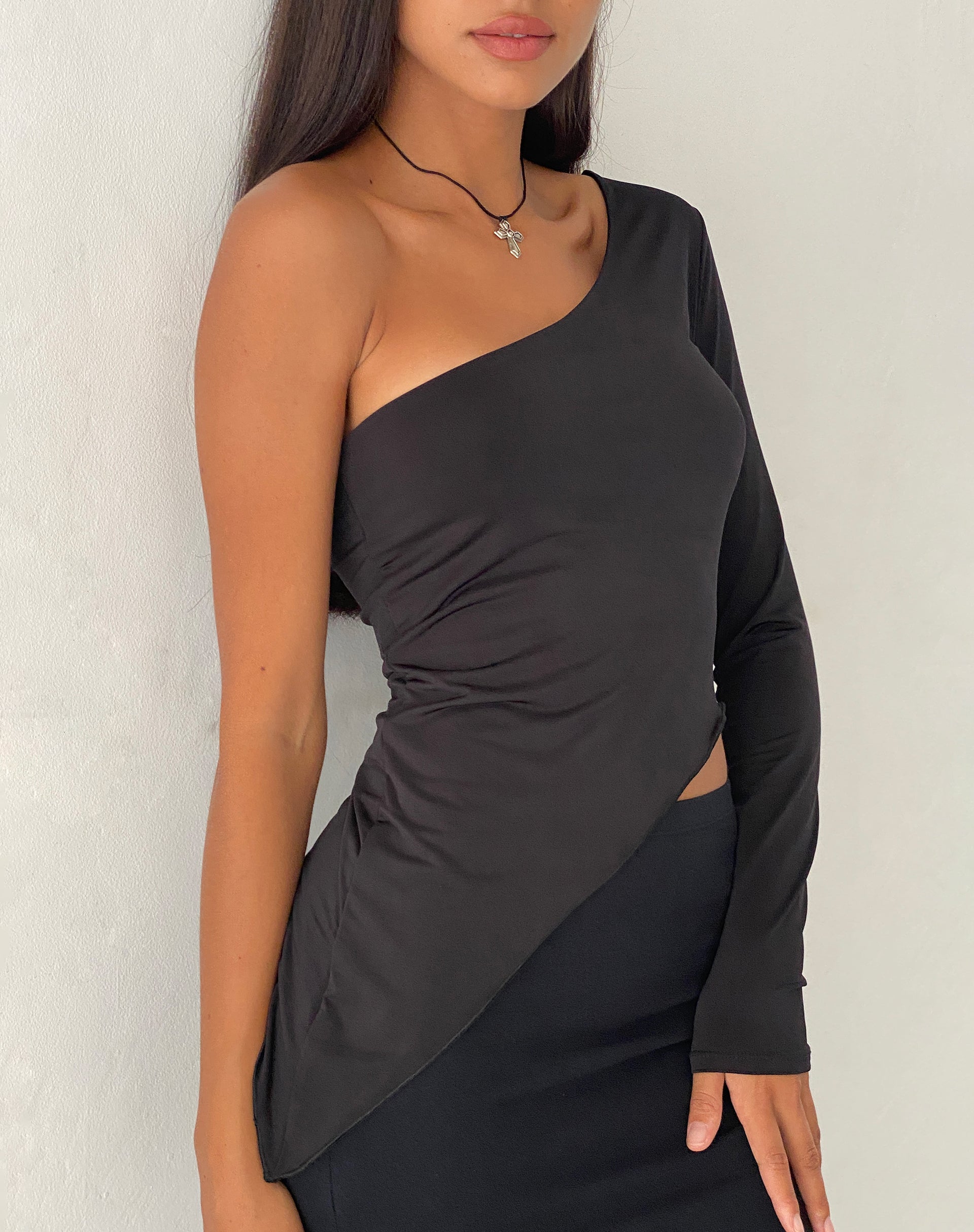 Imagen de Dania Top con un hombro en Slinky Negro