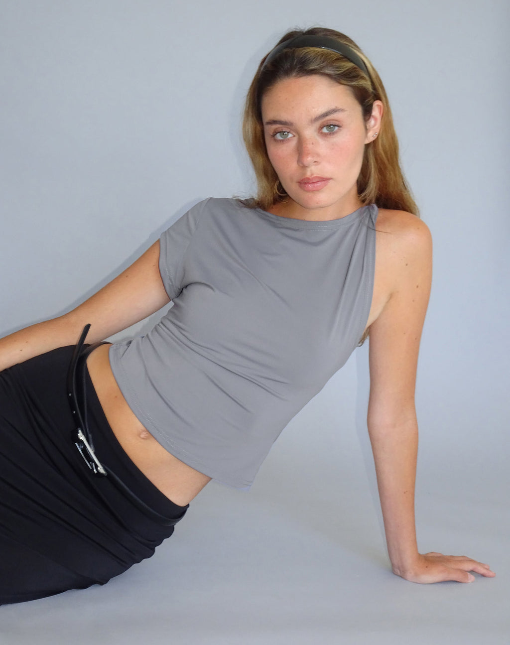 Top asimétrico Dannas en gris