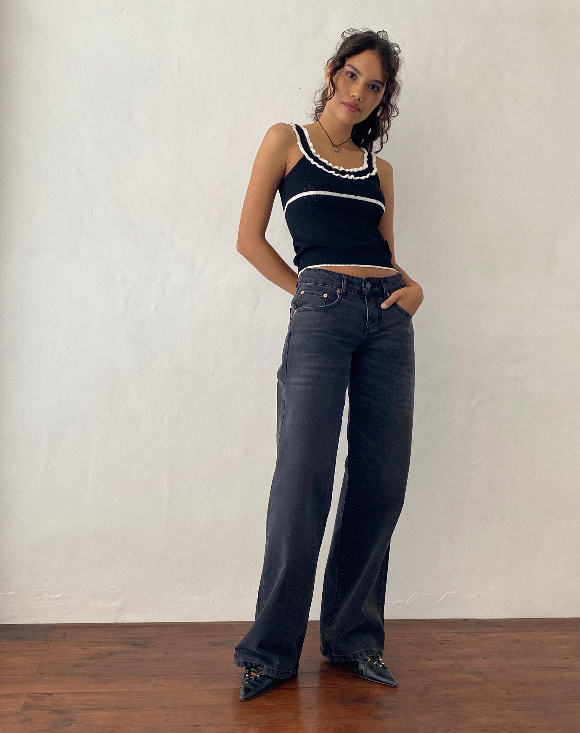Imagen de Darcie Pointelle Top en negro con puntilla blanca