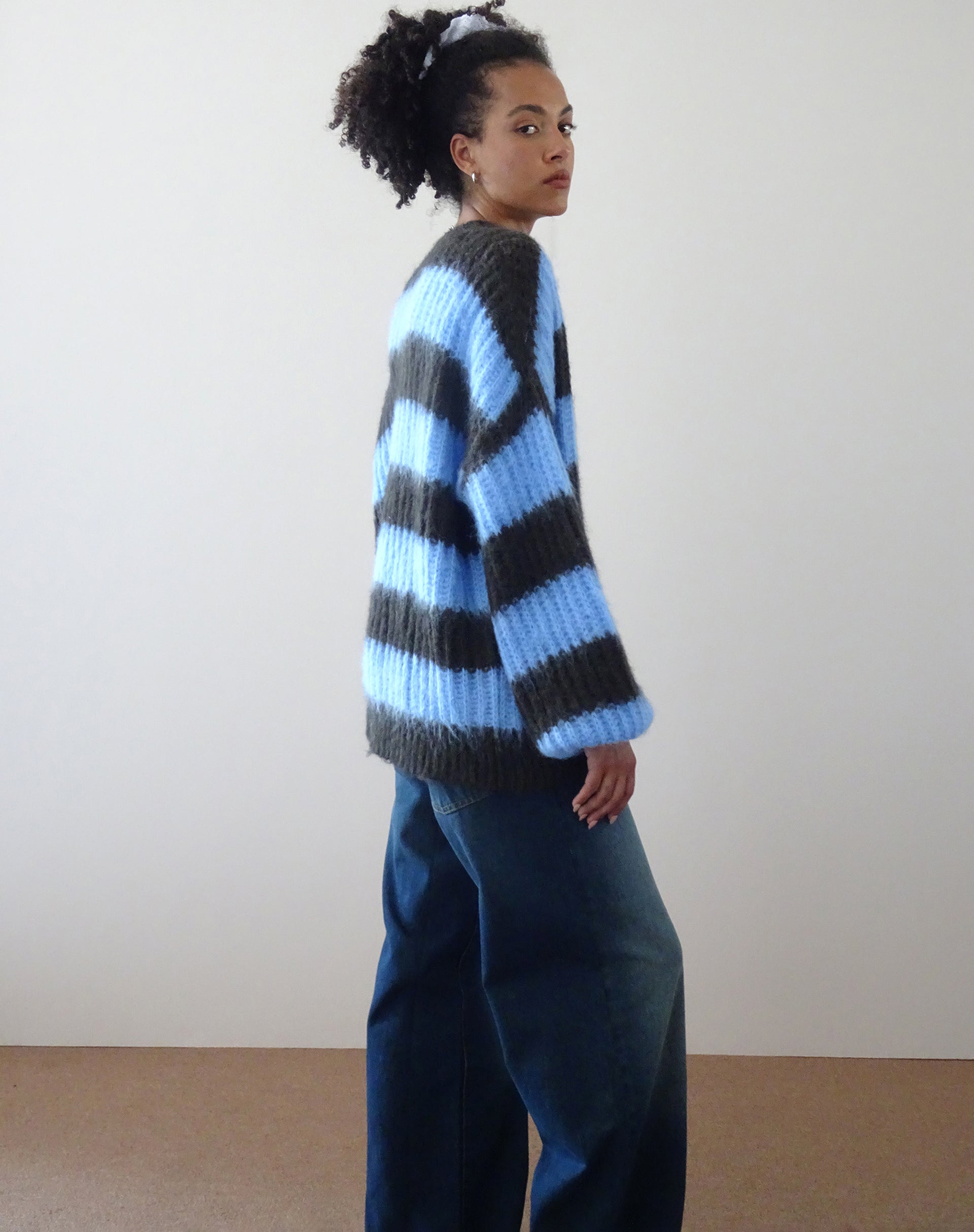 Imagen de Daren Jersey de punto a rayas marrones y azules