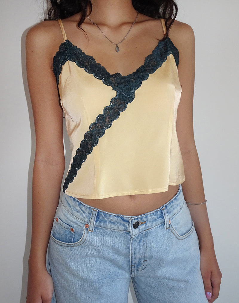 Camiseta Darena Cami Top en Buttermilk con encaje gris