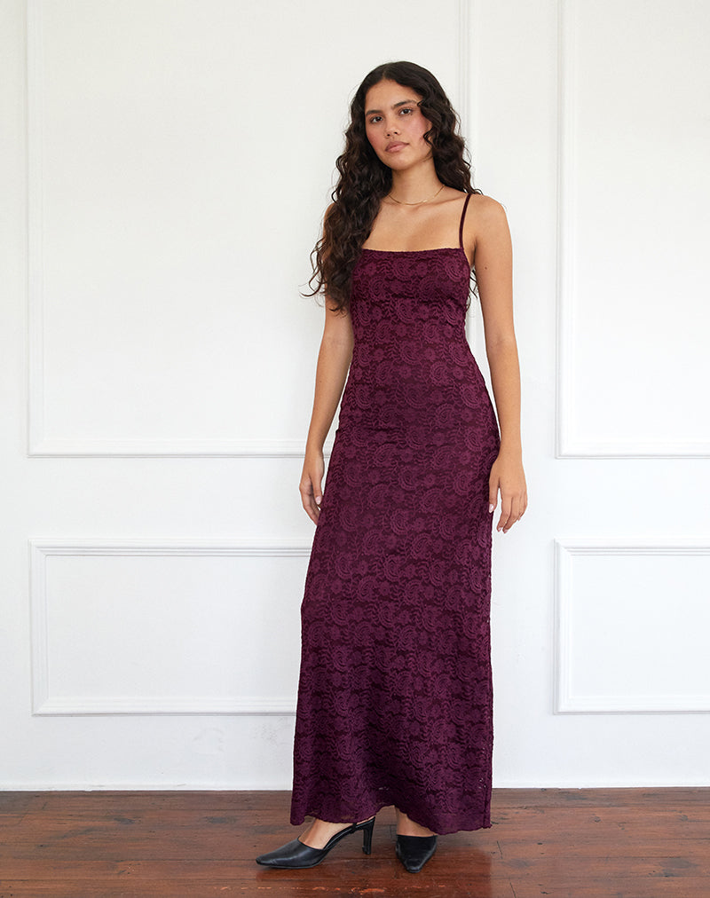 Imagen del vestido Darsih Cami Maxi Dress in Paisley Lace Borgoña