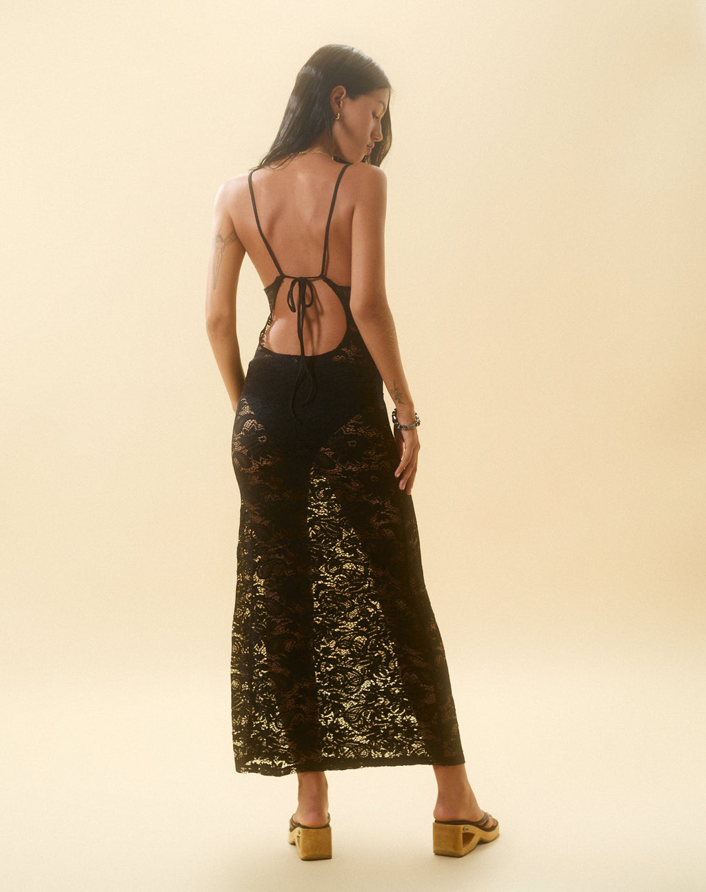 Maxivestido de encaje con espalda cruzada Daudy en encaje negro azabache