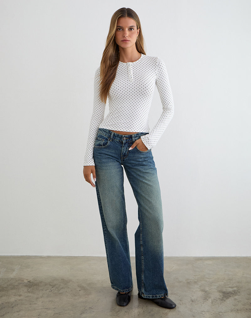 Imagen de la camiseta Delano Top en blanco con estampado de micro lunares negros.