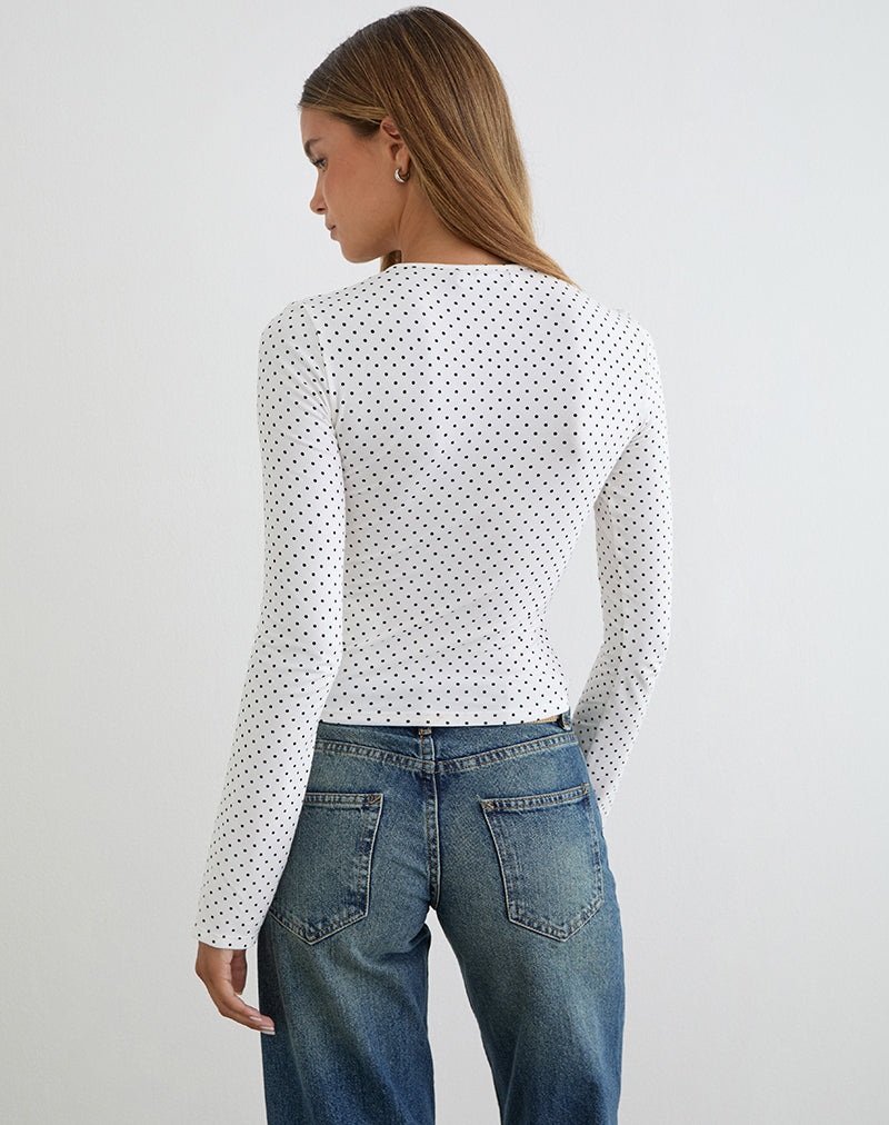 Imagen de la camiseta Delano Top en blanco con estampado de micro lunares negros.