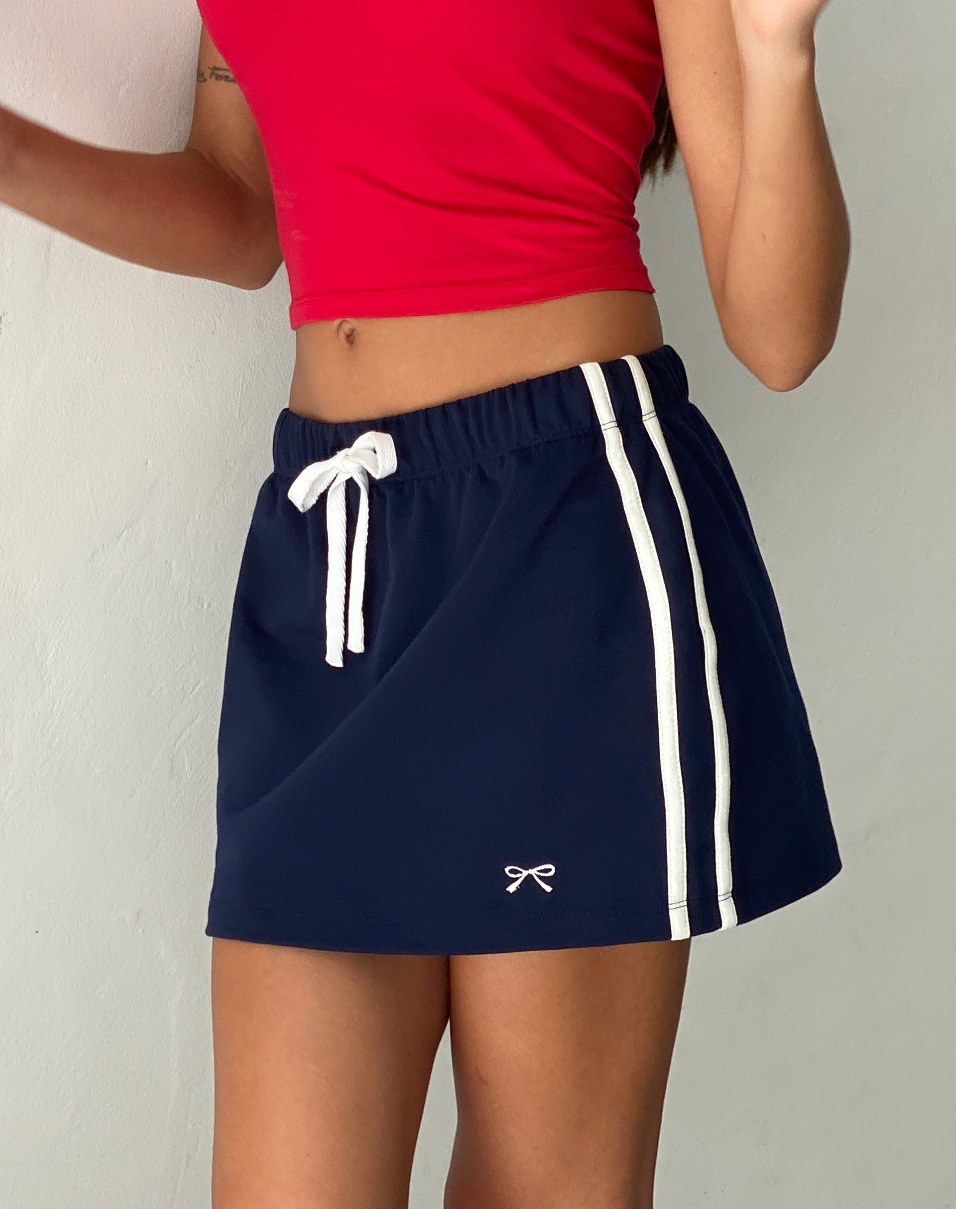 Imagen de Dheca Minifalda azul marino con raya lateral blanca