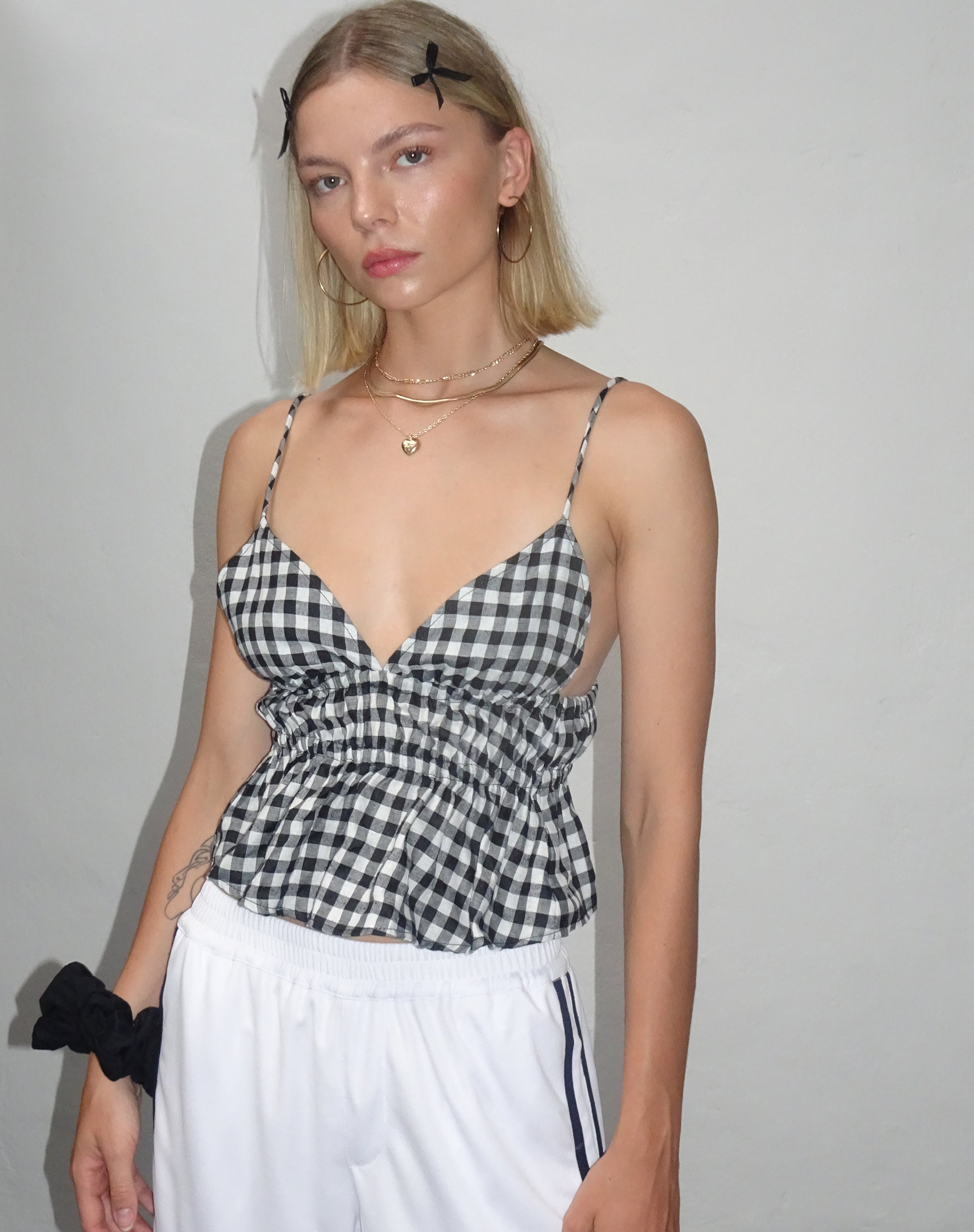 Imagen de Dilara Cami Top en guinga blanca y negra