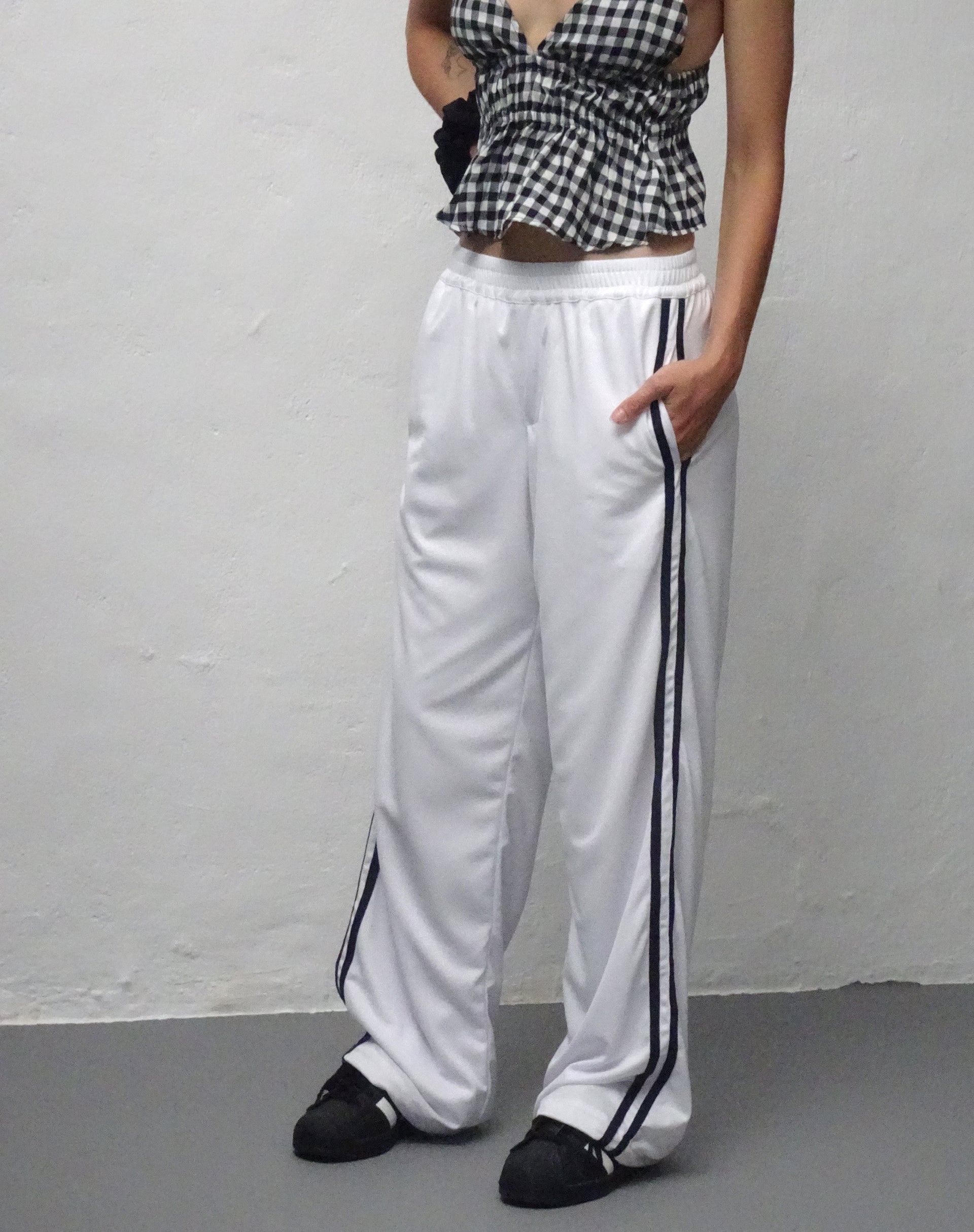 Imagen de Coze Wide Leg Jogger en blanco con doble raya azul marino