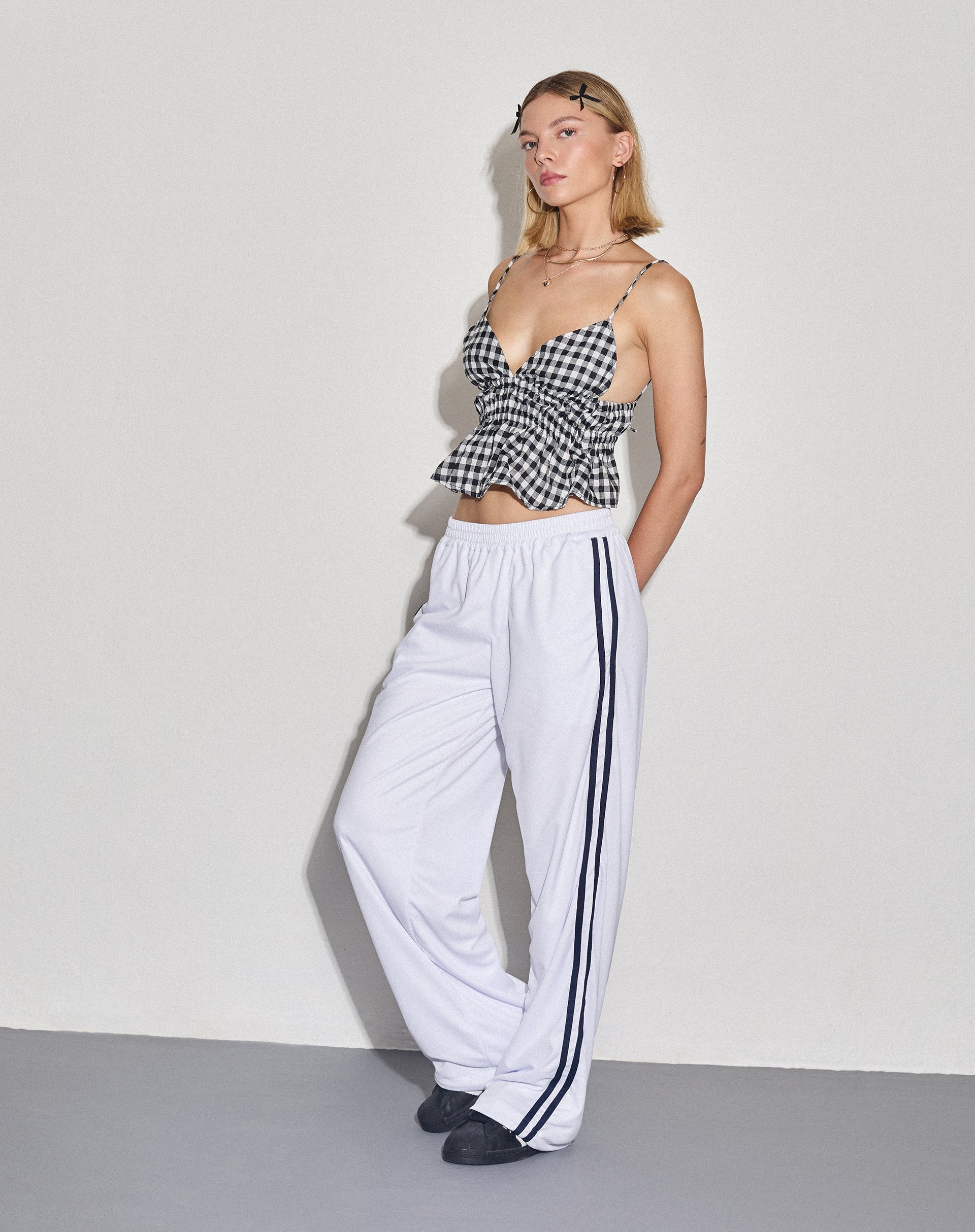 Imagen de Coze Wide Leg Jogger en blanco con doble raya azul marino