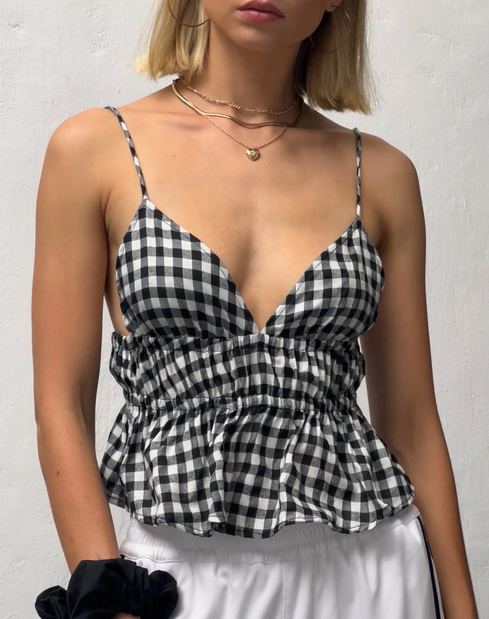 Imagen de Dilara Cami Top en guinga blanca y negra